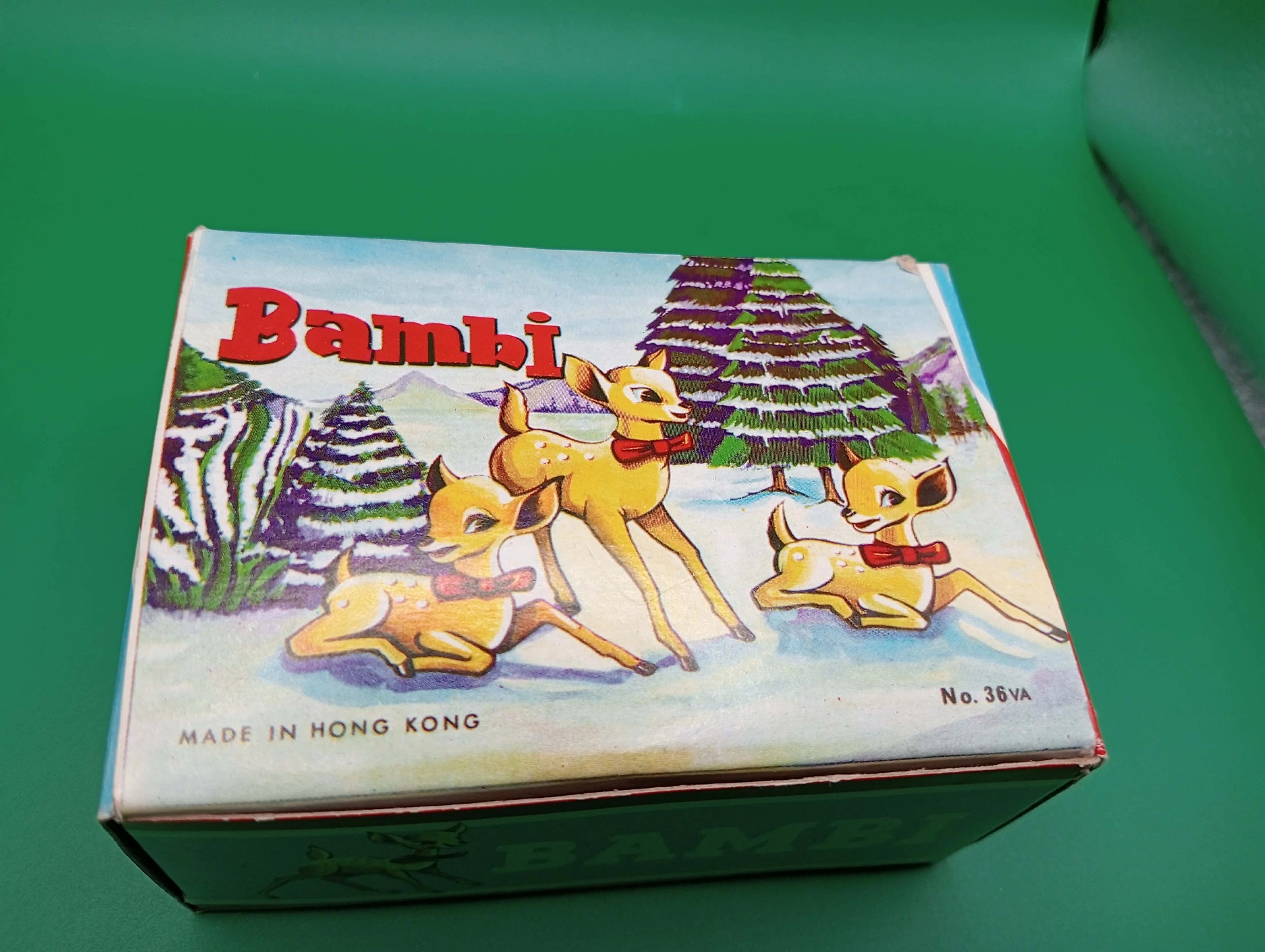 Conjunto corça e filhotes de resina âmbar – Caixa vintage Bambi Hong Kong