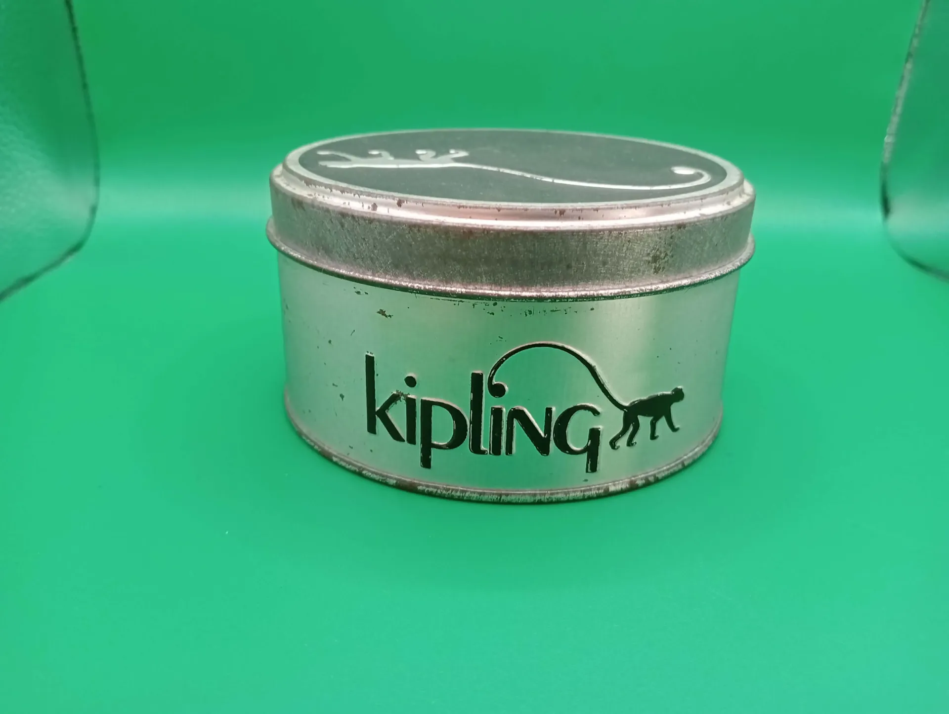 Lata de metal Kipling, estado usado