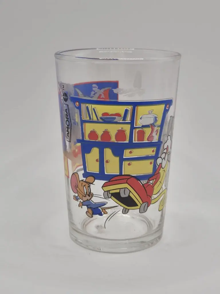 Verre Tom et Jerry Amora - Tom veut aspirer Jerry 