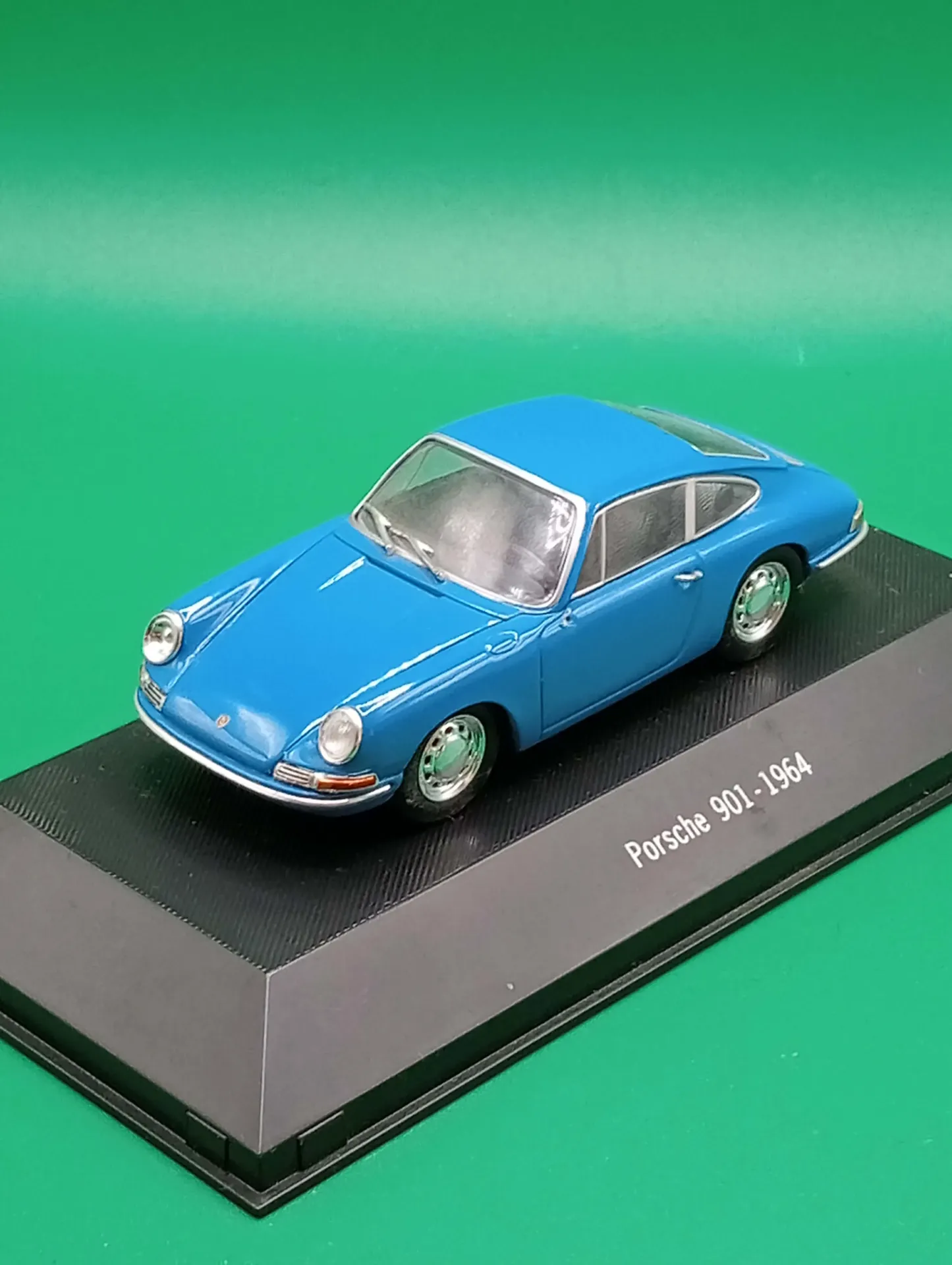 Porsche 901 (1964) — 1:43 die‑cast model, metallic blue