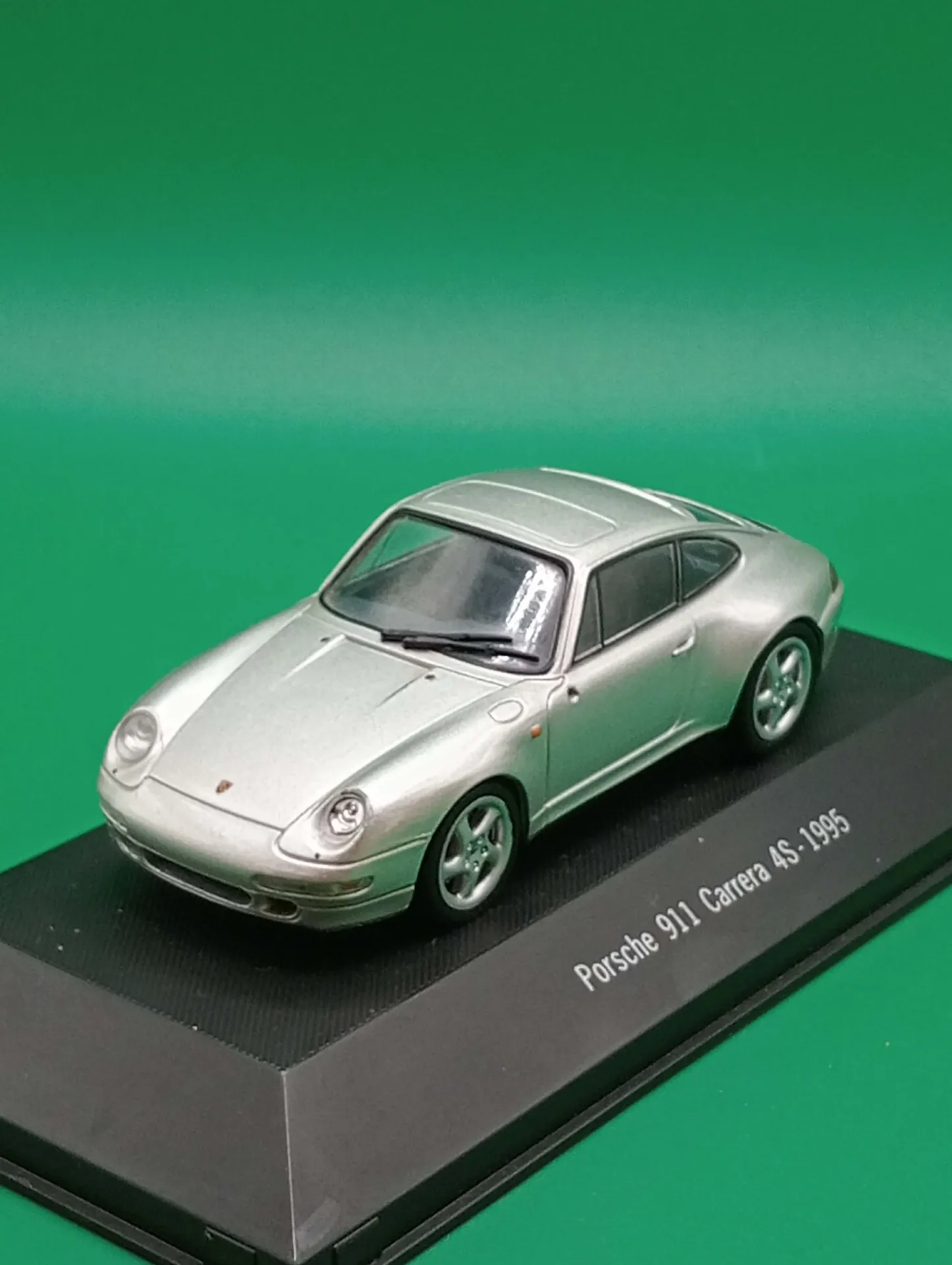 Porsche 911 Carrera 4S (1995) — modelo 1:43 die-cast