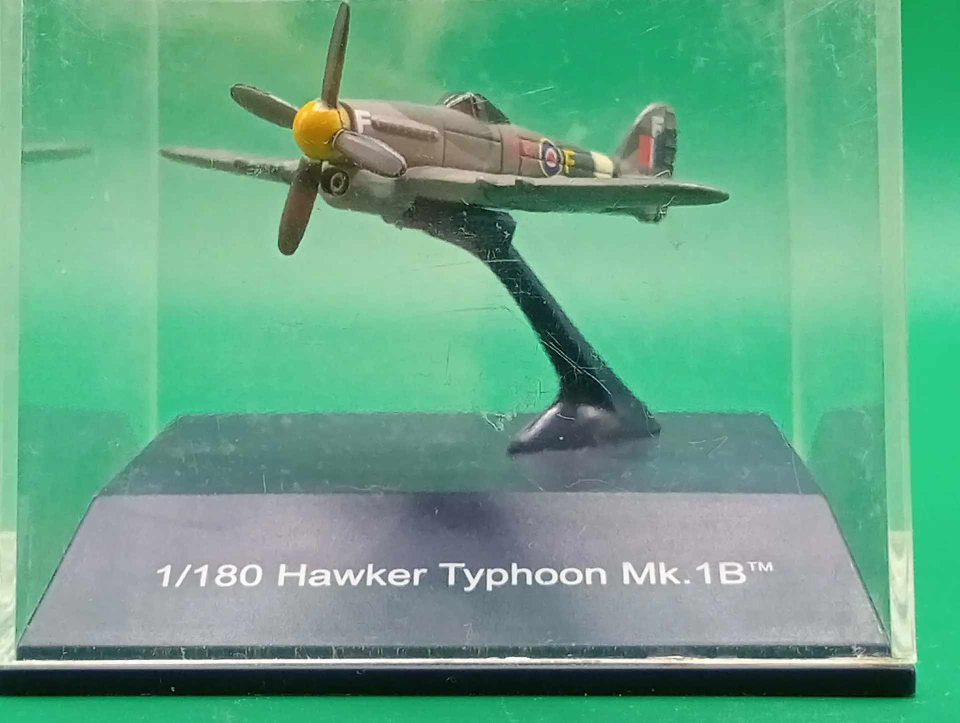 Hawker Typhoon Mk.IB — avión en miniatura 1:180 en vitrina