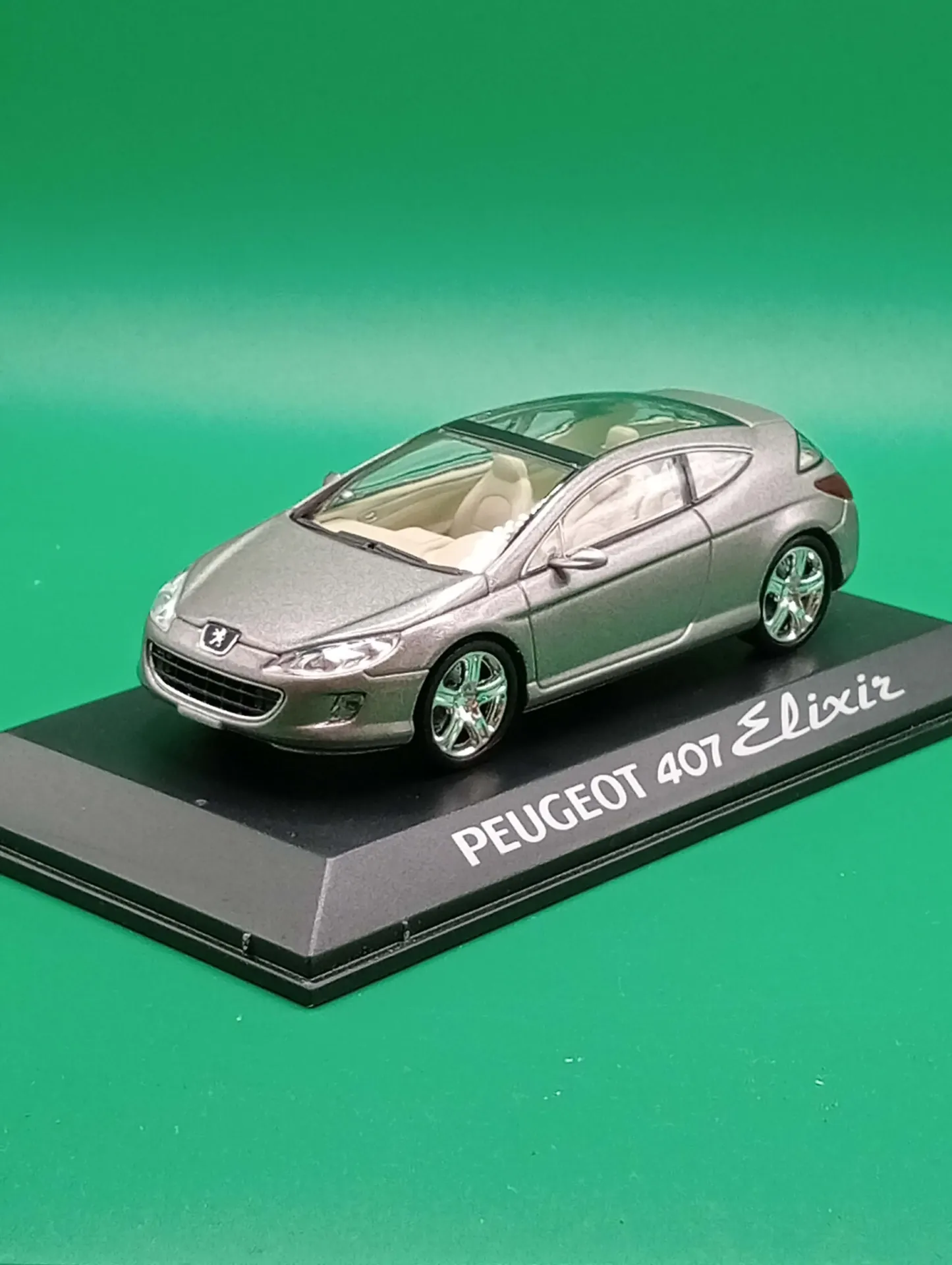 Peugeot 407 Elixir — 1:43 die‑cast model, silver