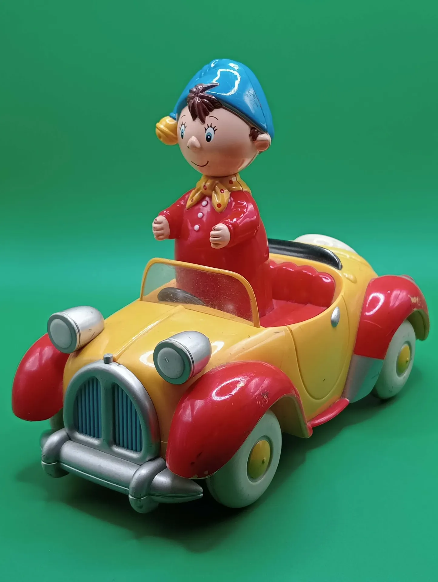 Noddy – Gele auto (Golden Bear) op batterijen, 18 × 10 cm
