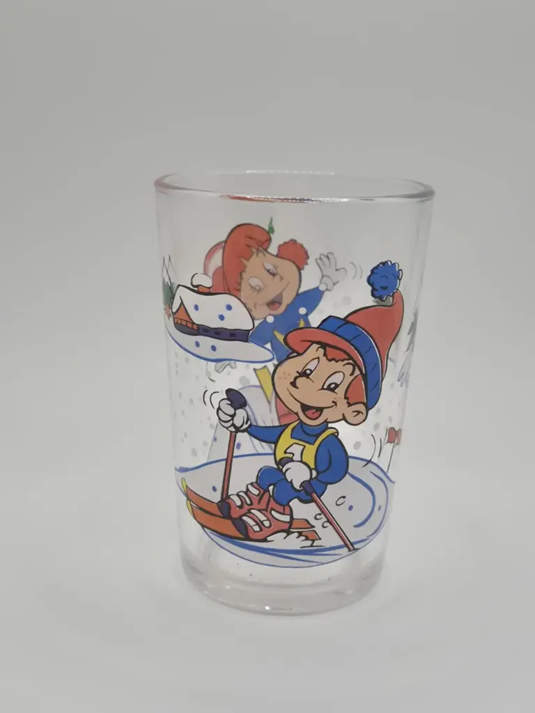 Verre petit garçon roux skie