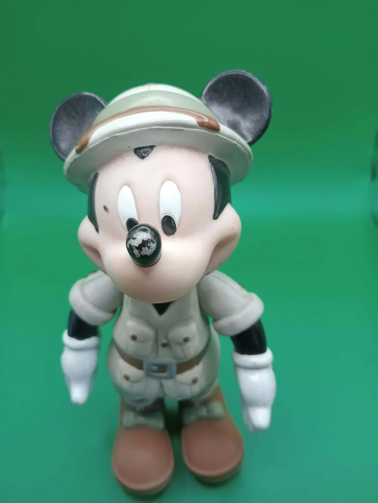 Mickey Mouse Explorador – Figura Vintage 18 cm – El Trota-mundos que Nunca Viajó