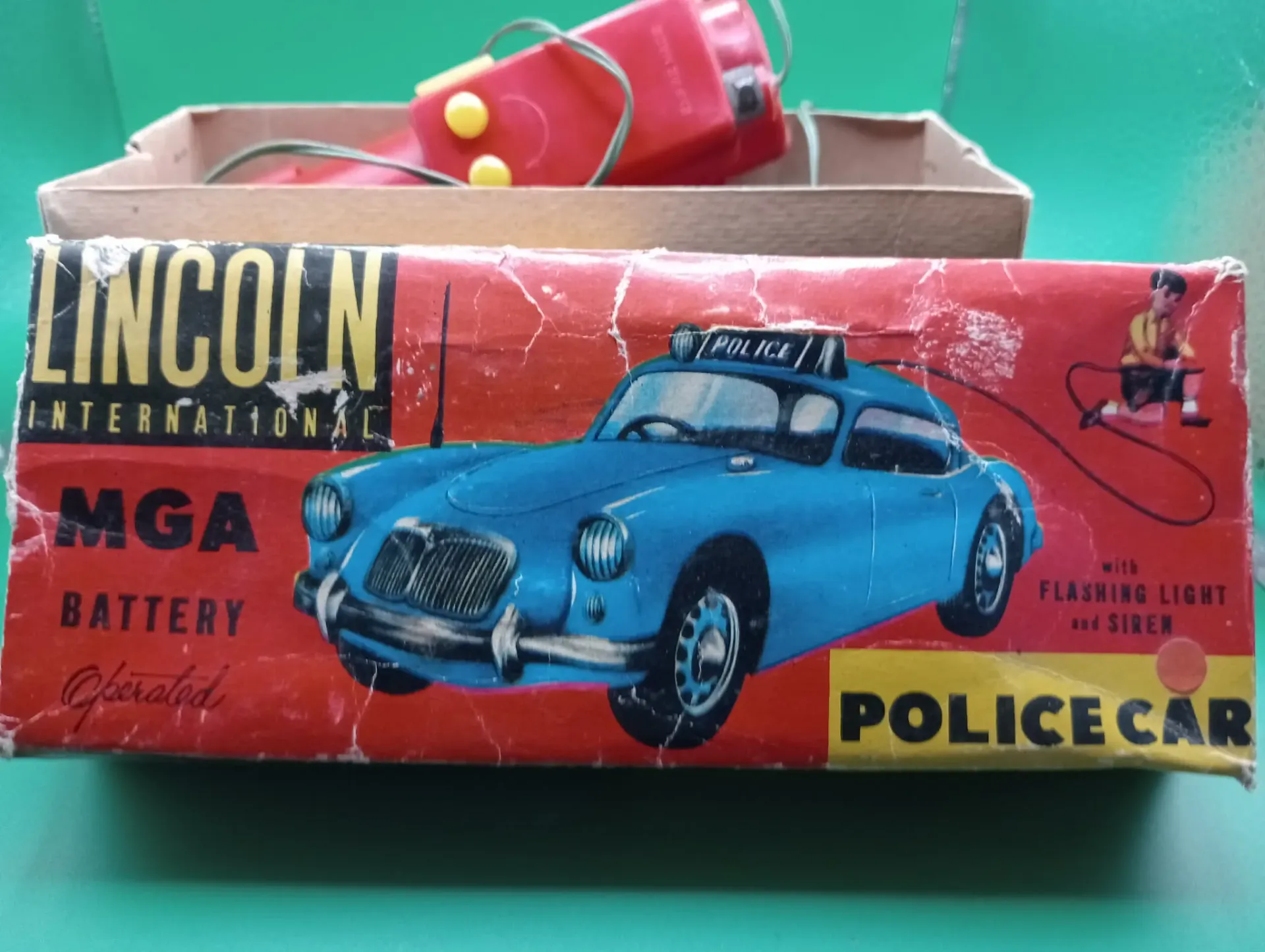 Lincoln International Coche de Policía – El Juguete que Atrapa Más Polvo que Delincuentes