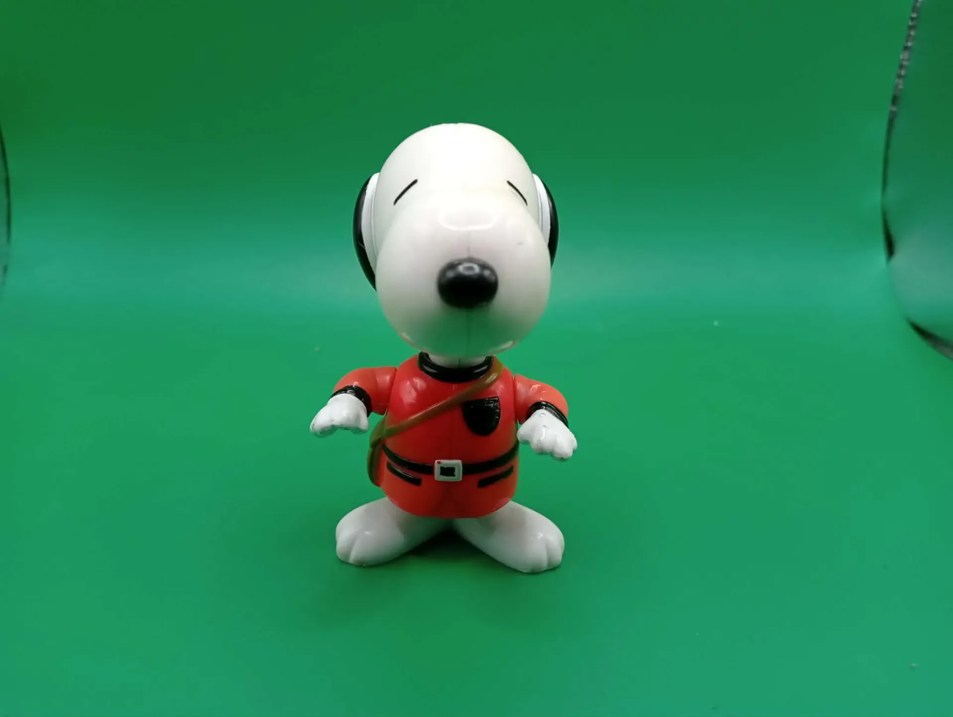 Figurine Snoopy 8 cm – Le Beagle en Uniforme Qui Prend la Pause
