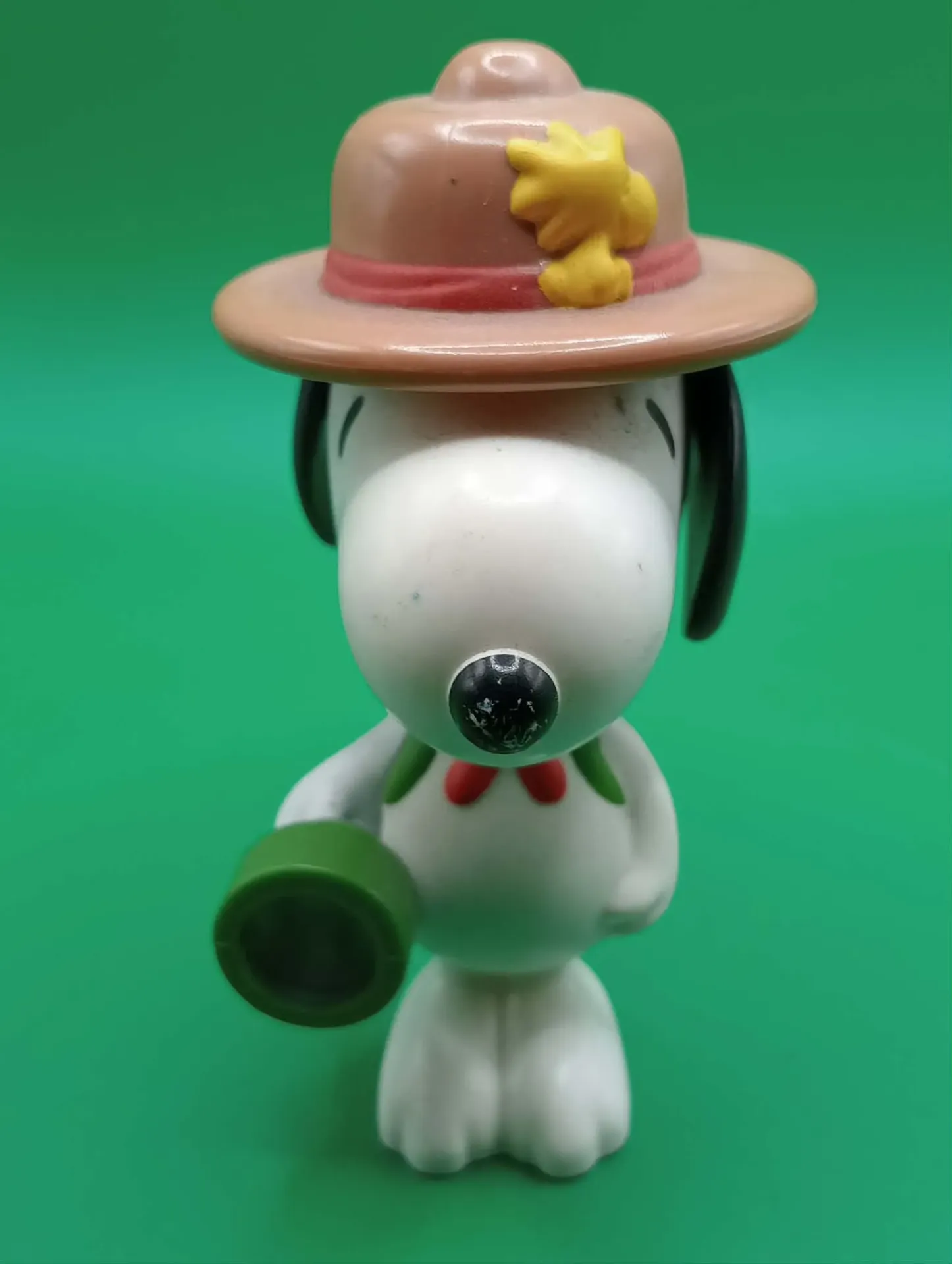 Snoopy Scout Figuur 11 cm – De Beagle Klaar voor Buiten (of de Plank)