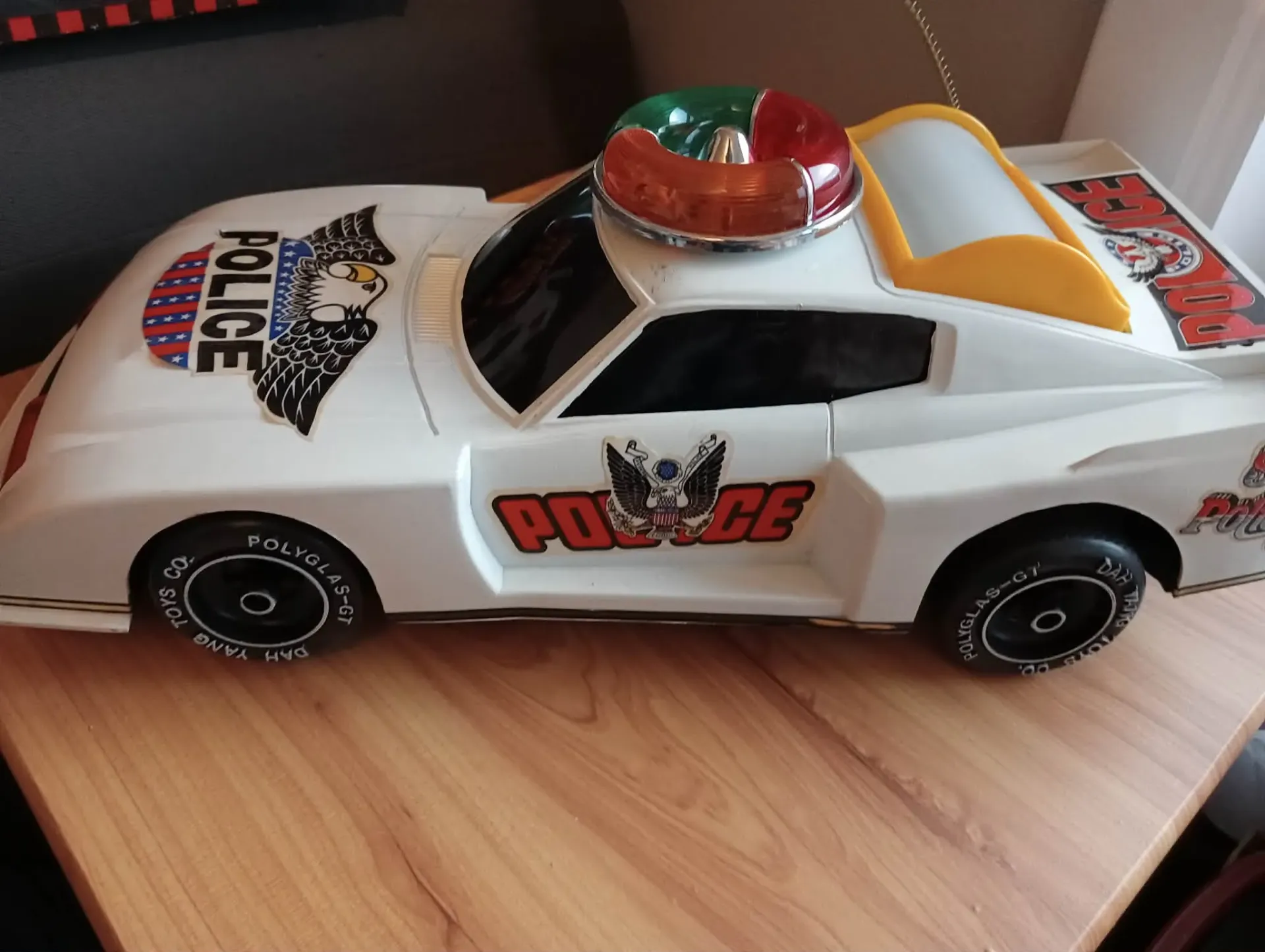 Voiture de Police Vintage 36 cm – En Boîte… Mais Pas la Bonne (et c’est ça qui fait son charme)