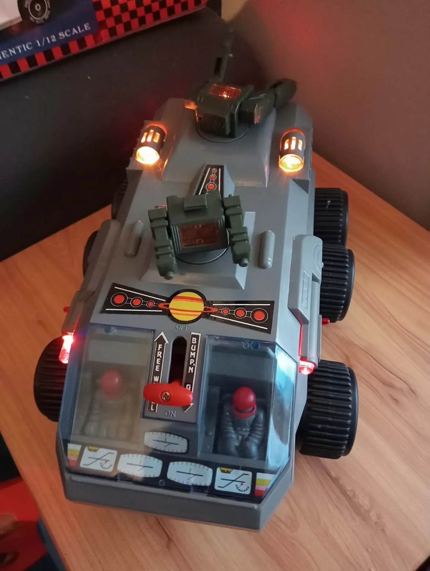 SPATANK (Promo III) 1/12 – El Tanque Espacial que Aún Funciona, Aunque la Caja No