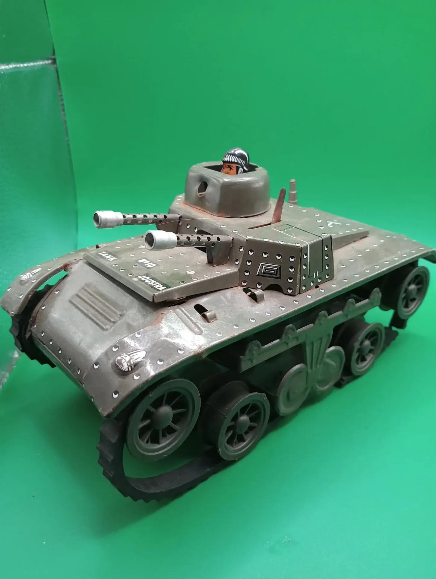 Tanque Joustra N.º10 – El Tanque de Cuerda que Aún Funciona… Aunque Cojea