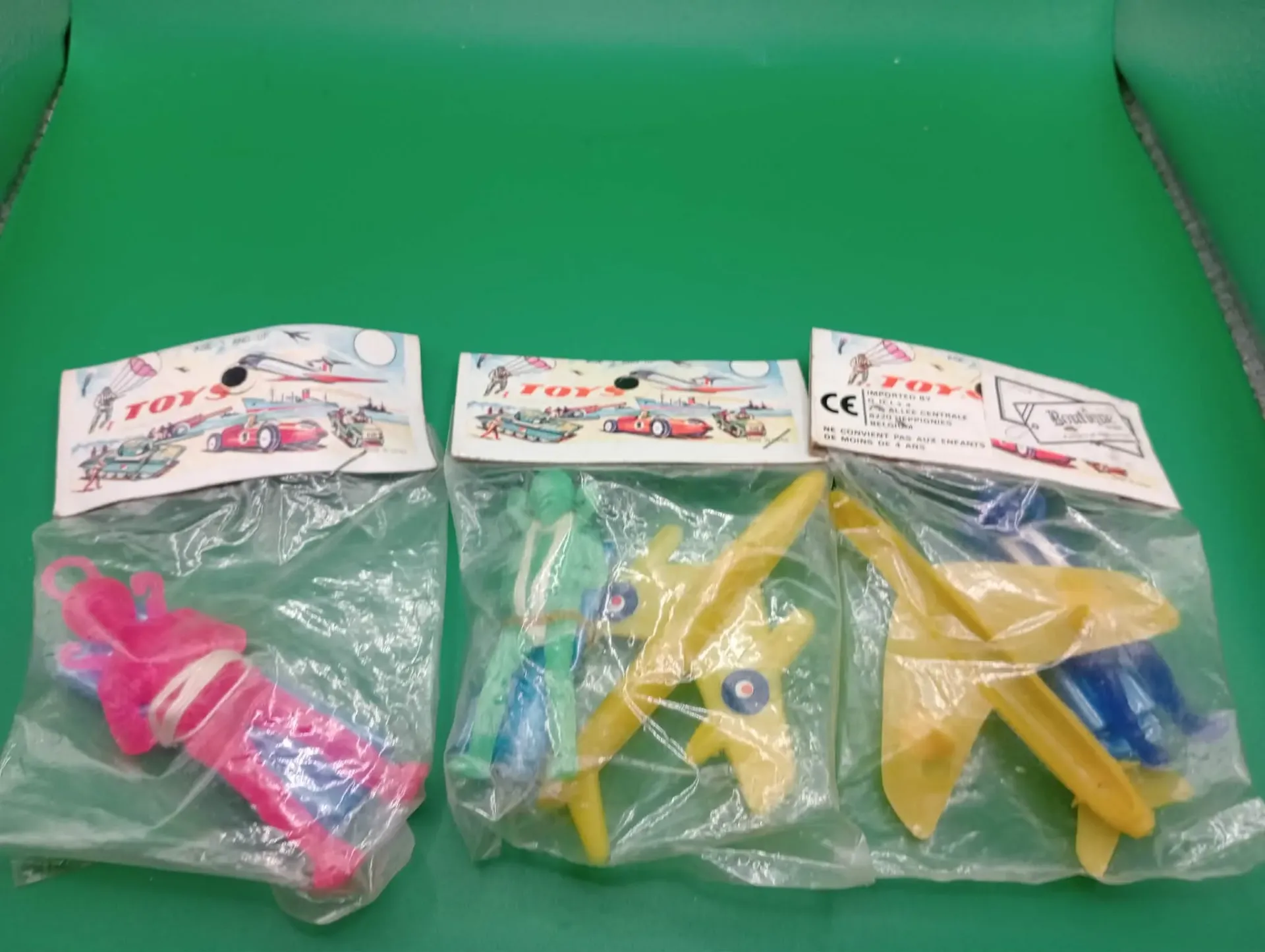 Lote de 3 saquinhos de mini aviões de brinquedo vintage em blister “TOYS”