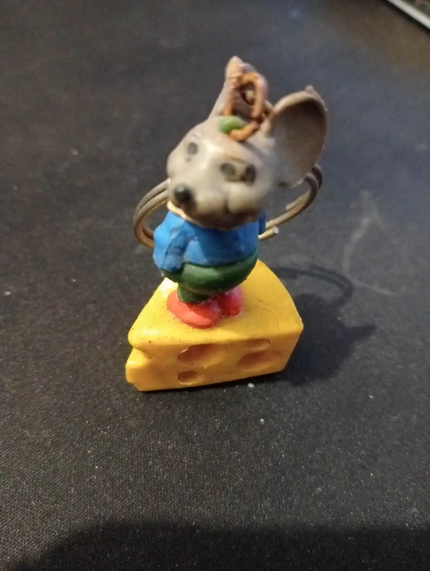 Rato sobre queijo – Porta‑chaves vintage anos 70–80