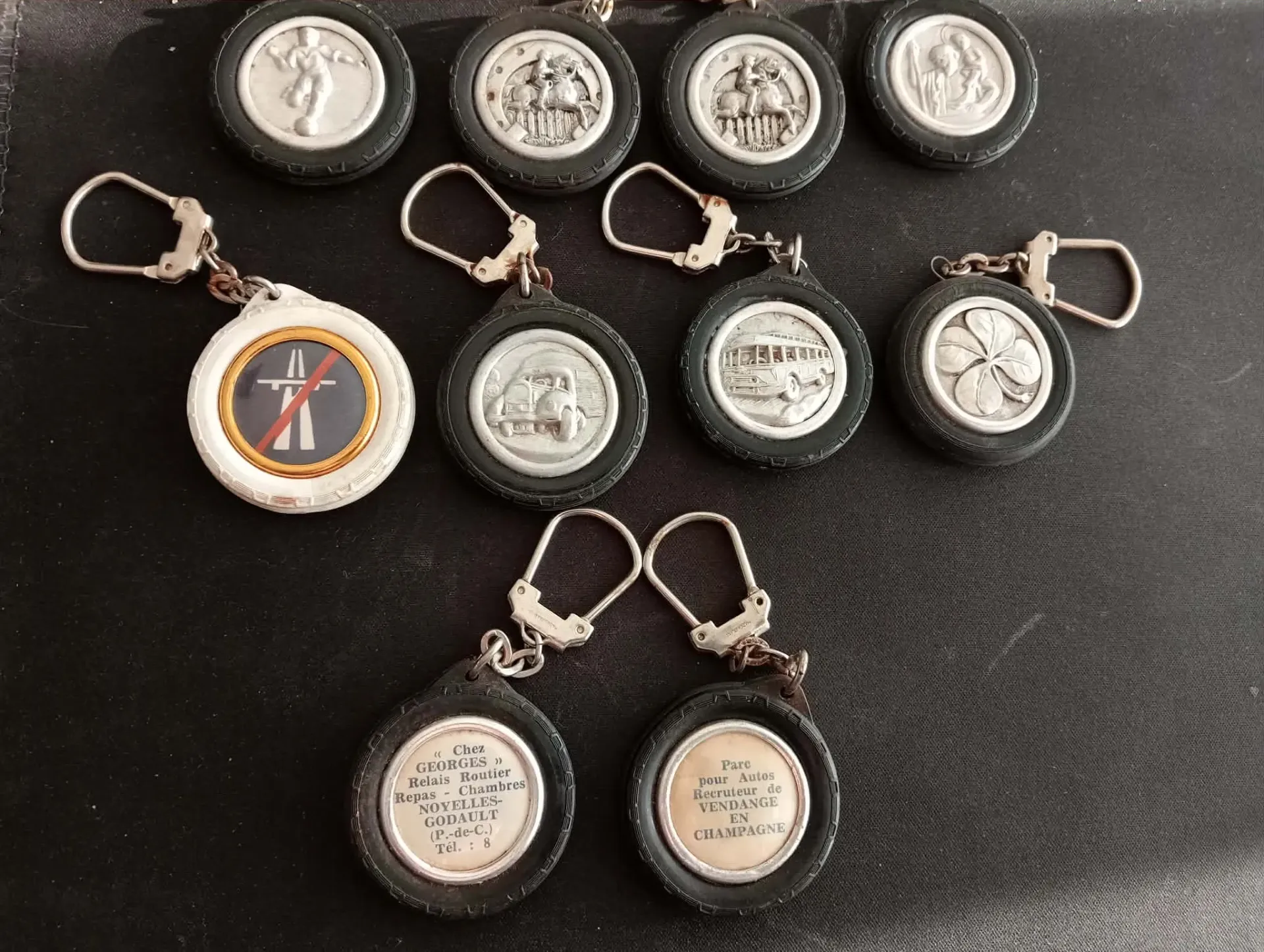 Lot de 10 porte‑clés pneu – Publicités anciennes – Verso illustré