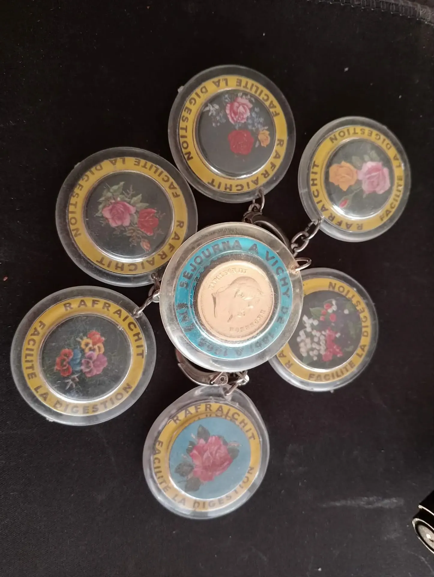 Lote de 7 porta-chaves “Vichy” – 6 florais + 1 medalha Napoleão III