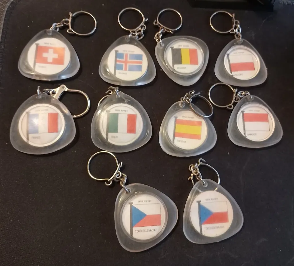 Lote de 10 llaveros “Serie Europa” – Banderas (forma púa 4 cm) – Edición La crotte du diable