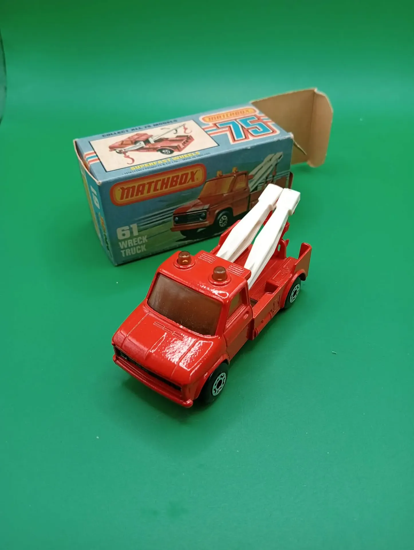 Matchbox 1–75 n°61 “Wreck Truck” – Grúa/remolque rojo con caja
