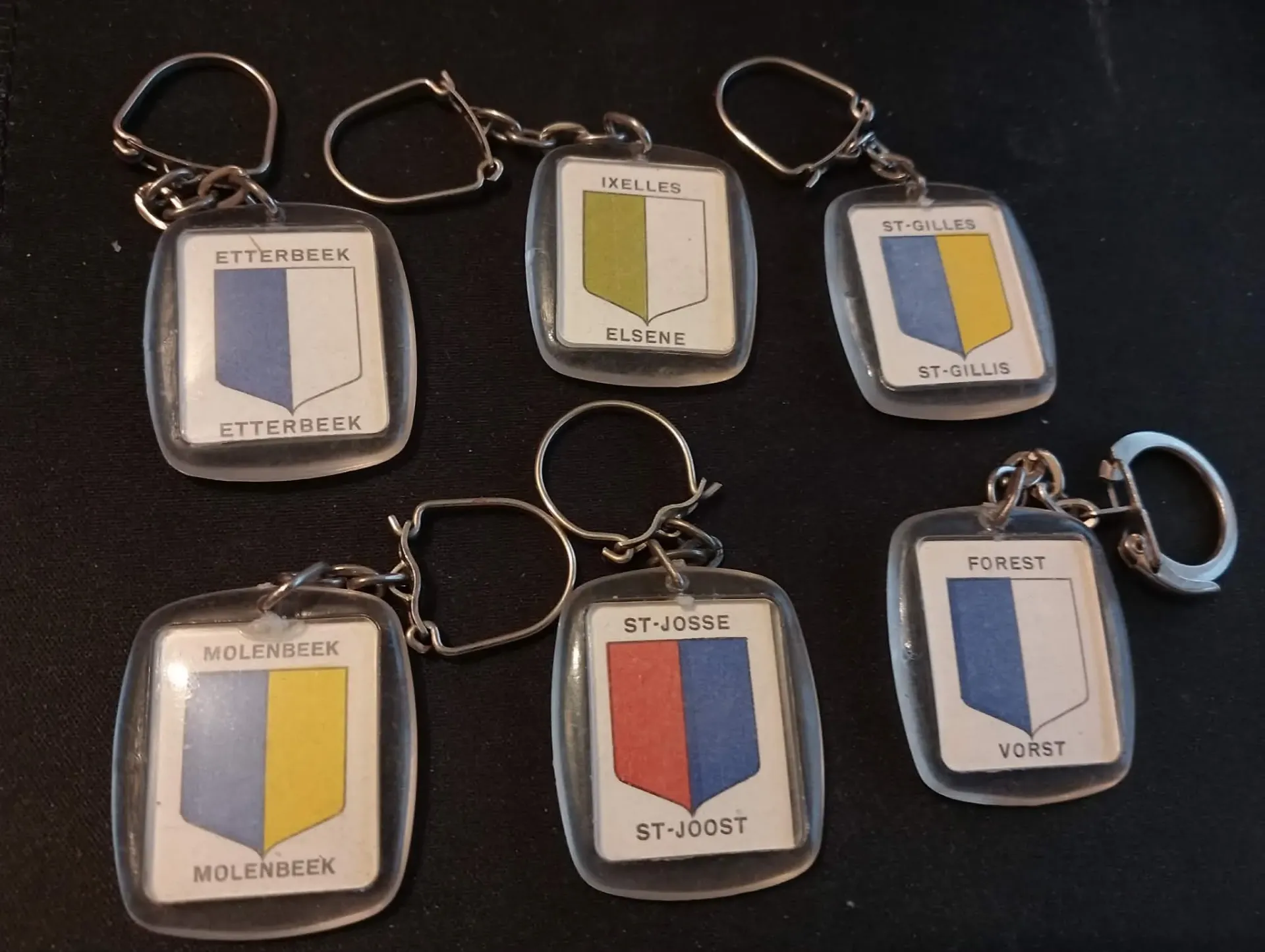 Set of 6 Brussels municipality keychains (coats of arms, FR/NL)