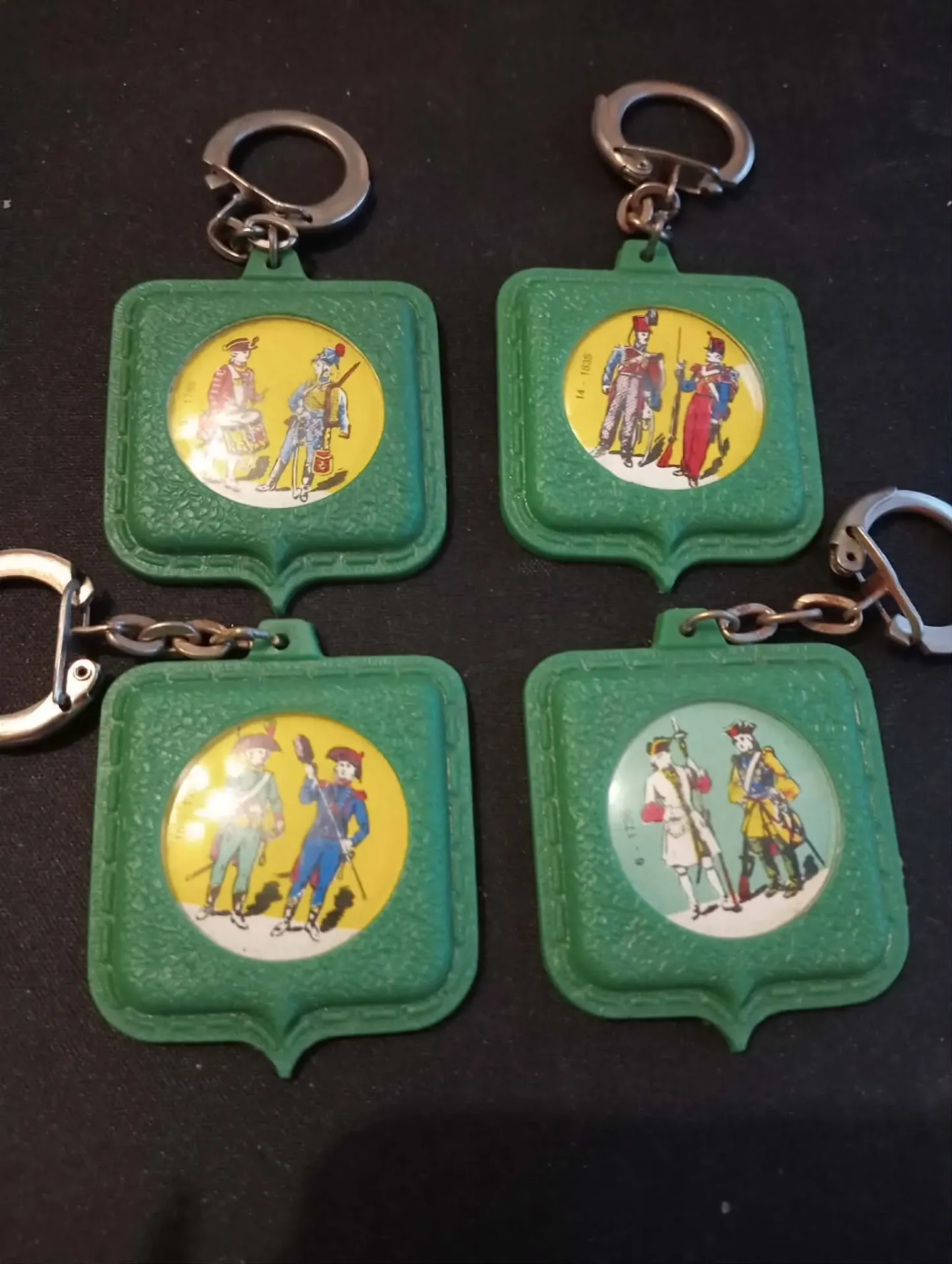 Set aus 4 SOUBRY – VITA Schlüsselanhängern (grüne Wappen) – Medaillons mit historischen Szenen