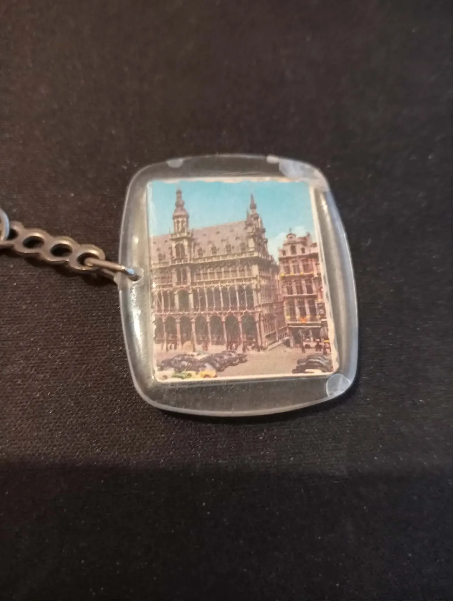 Porta-chaves souvenir vintage — Grand-Place de Bruxelas (anos 60)