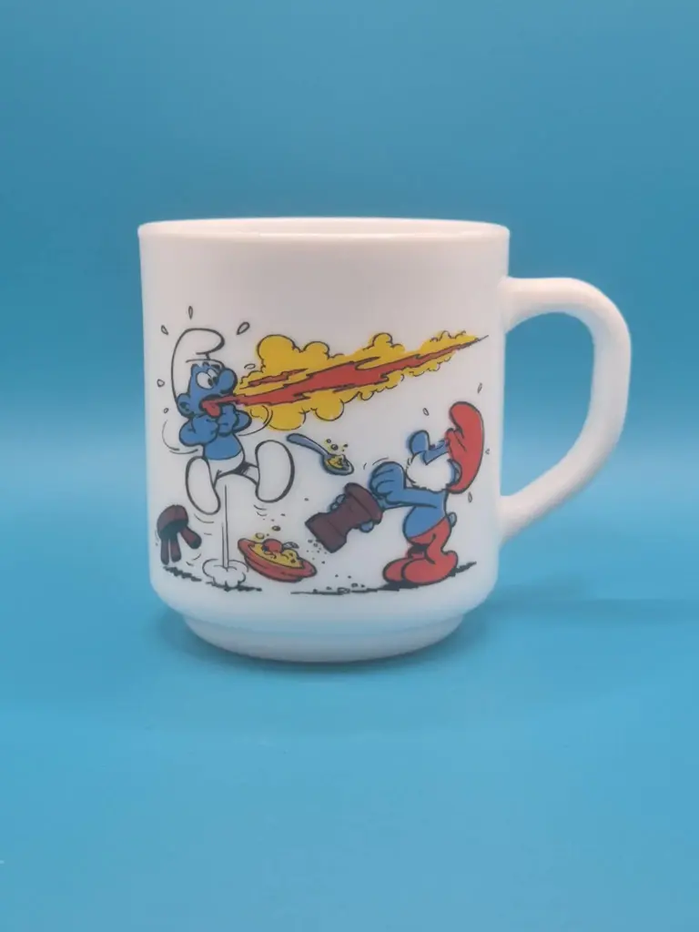 Schlumpf‑Tasse Bénédictin 1983 – In den Kessel tauchen & Feuer spucken