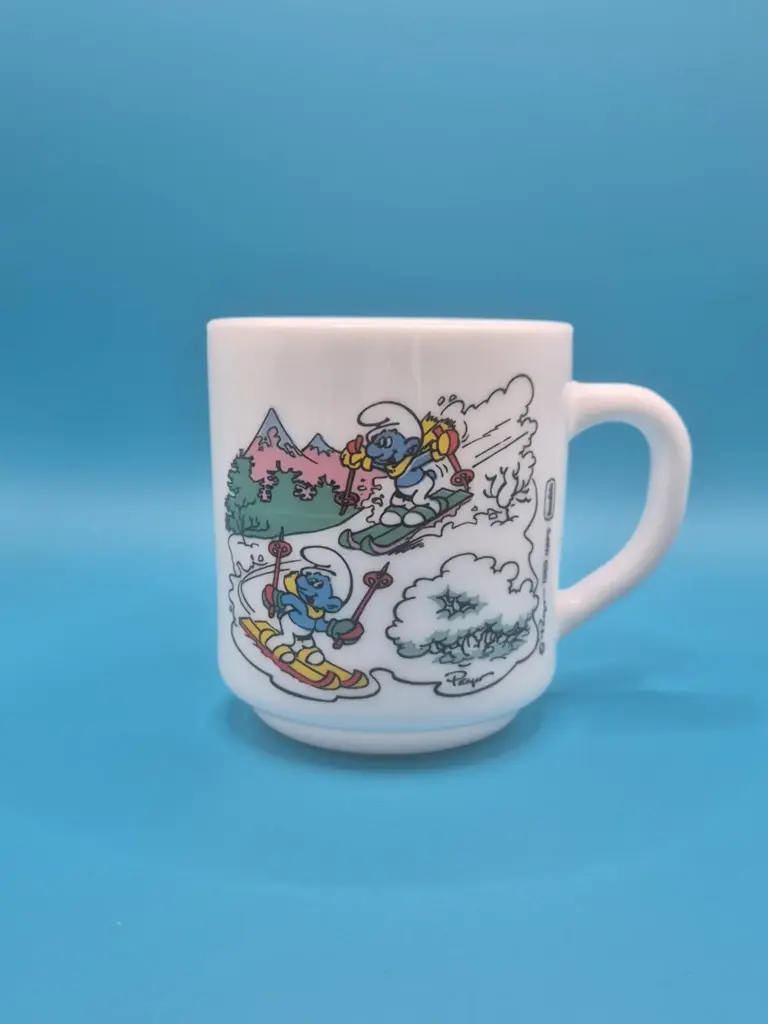 Caneca Smurfs Bénédictin 1989 – Esquiar e divertir‑se à beira do lago
