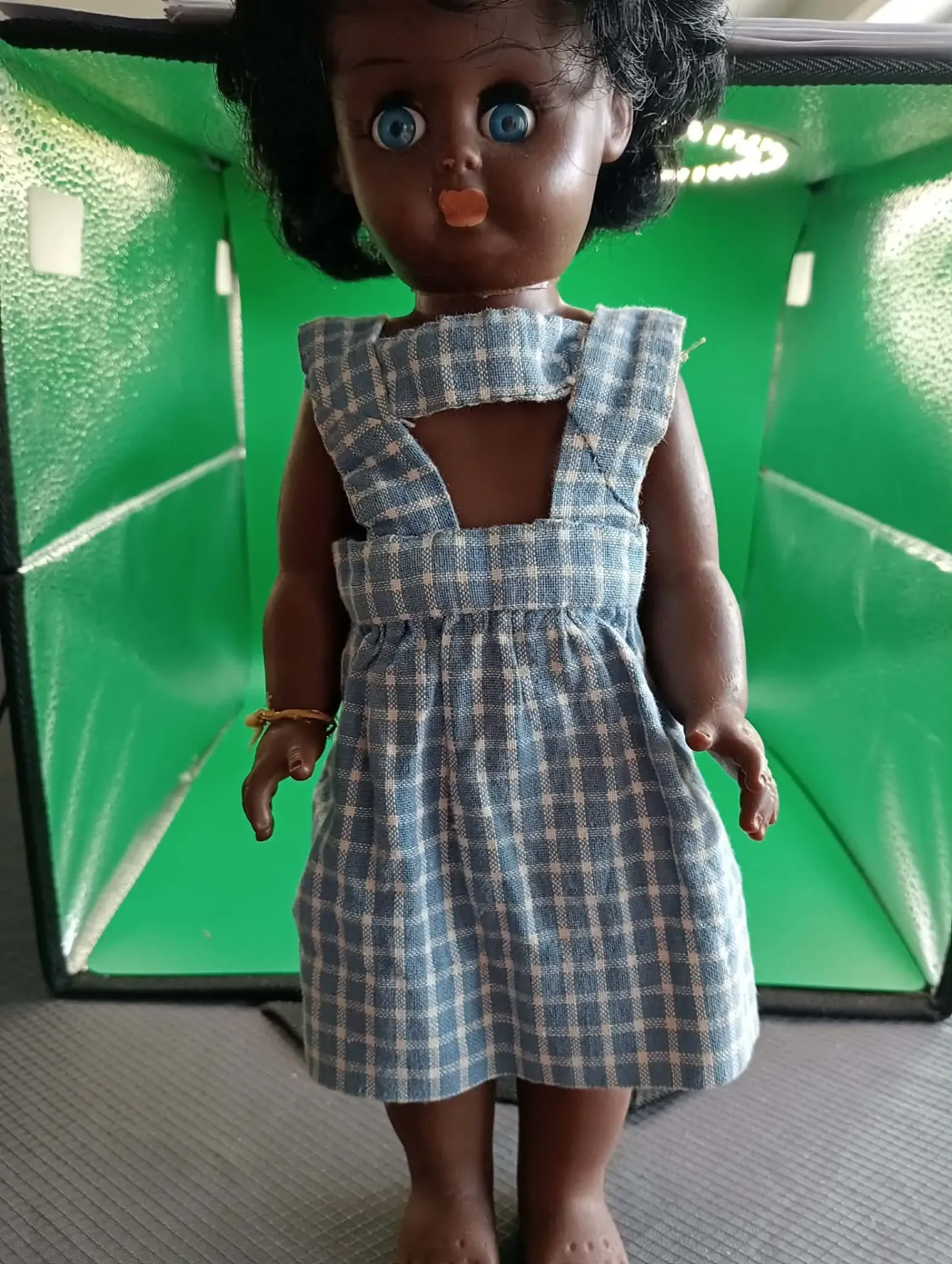 Retro‑Puppe mit schokoladenfarbener Haut – Blaues Karokleid