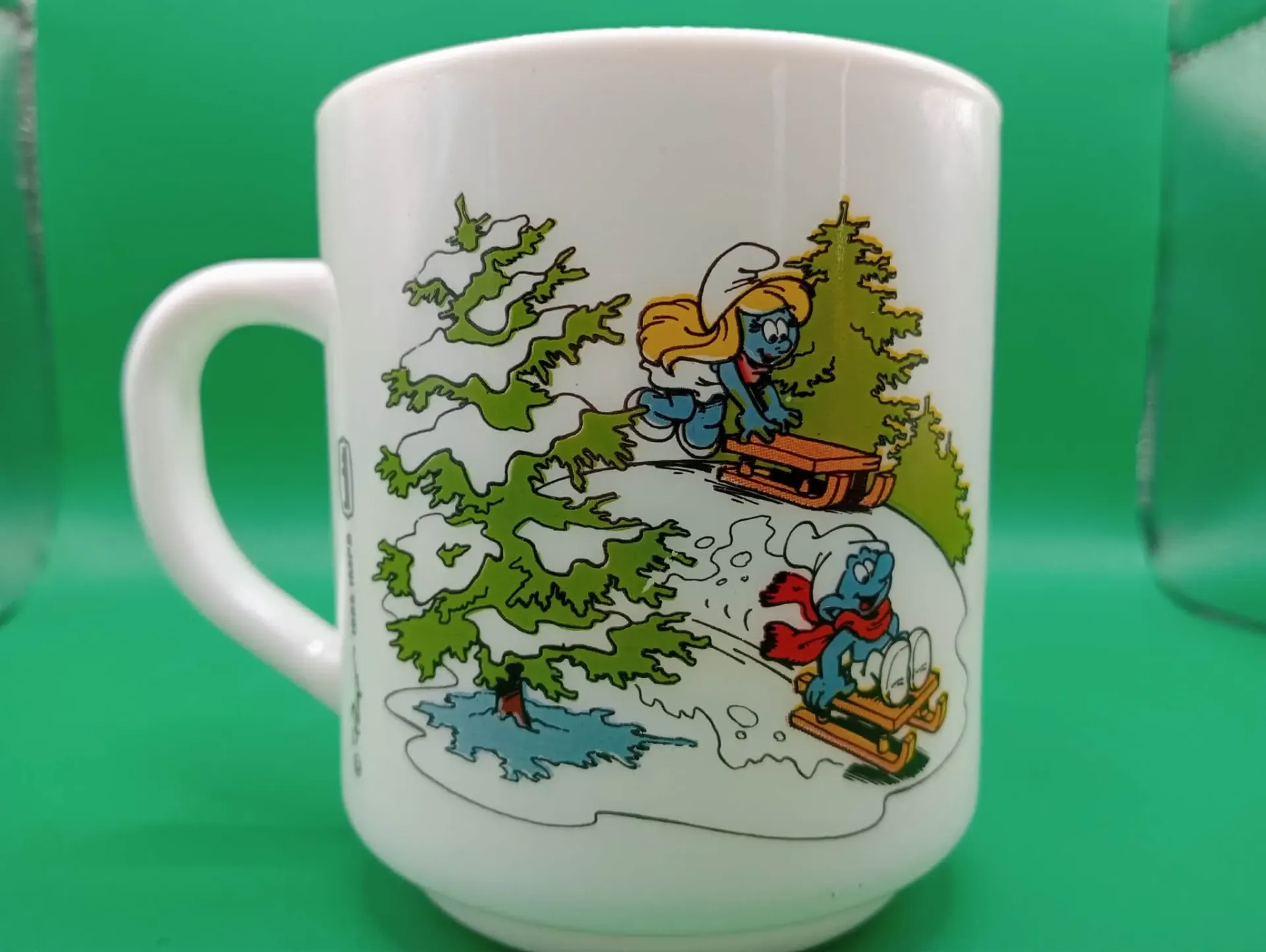 Schlumpf Tasse 1985 – Bénédictin – Winter, Wald und Überleben