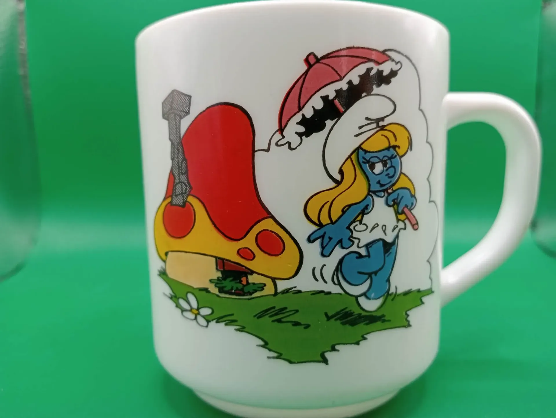 Caneca Smurfs 1984 – Papai Smurf fotografa Smurfette – Benedictin