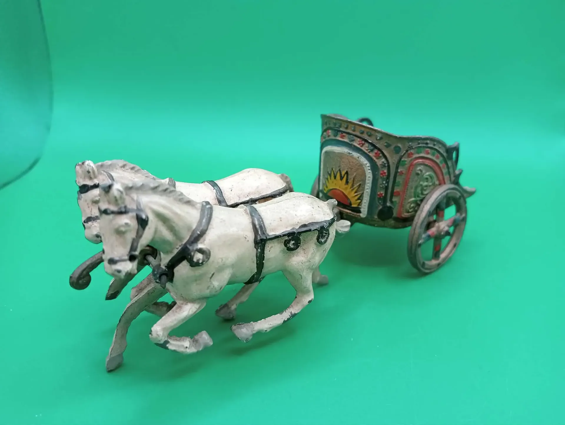 Antigo carro em metal pintado – J. Hill & Co England – com dois cavalos (com defeitos)