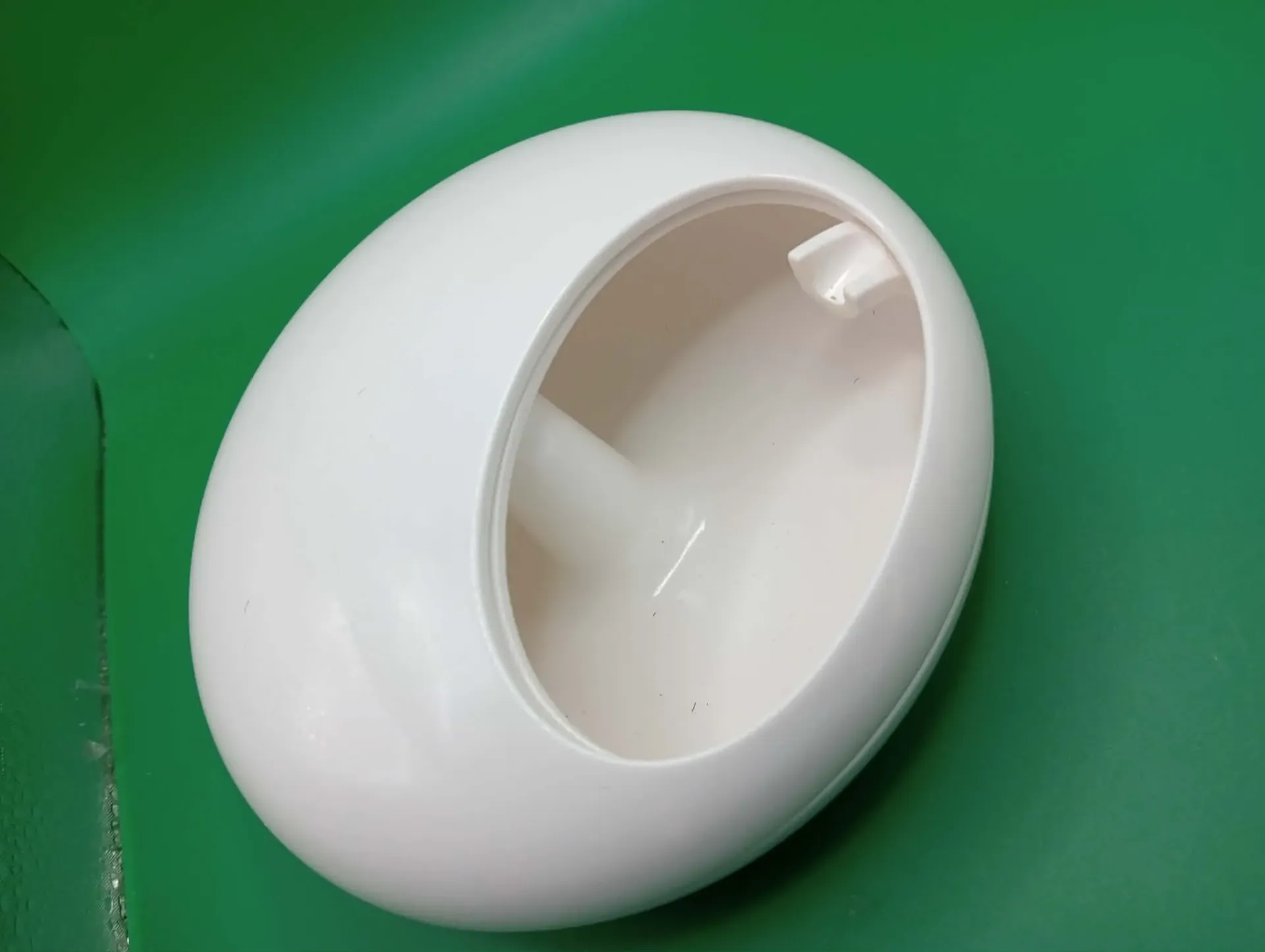 Cendrier vintage ovale en plastique blanc