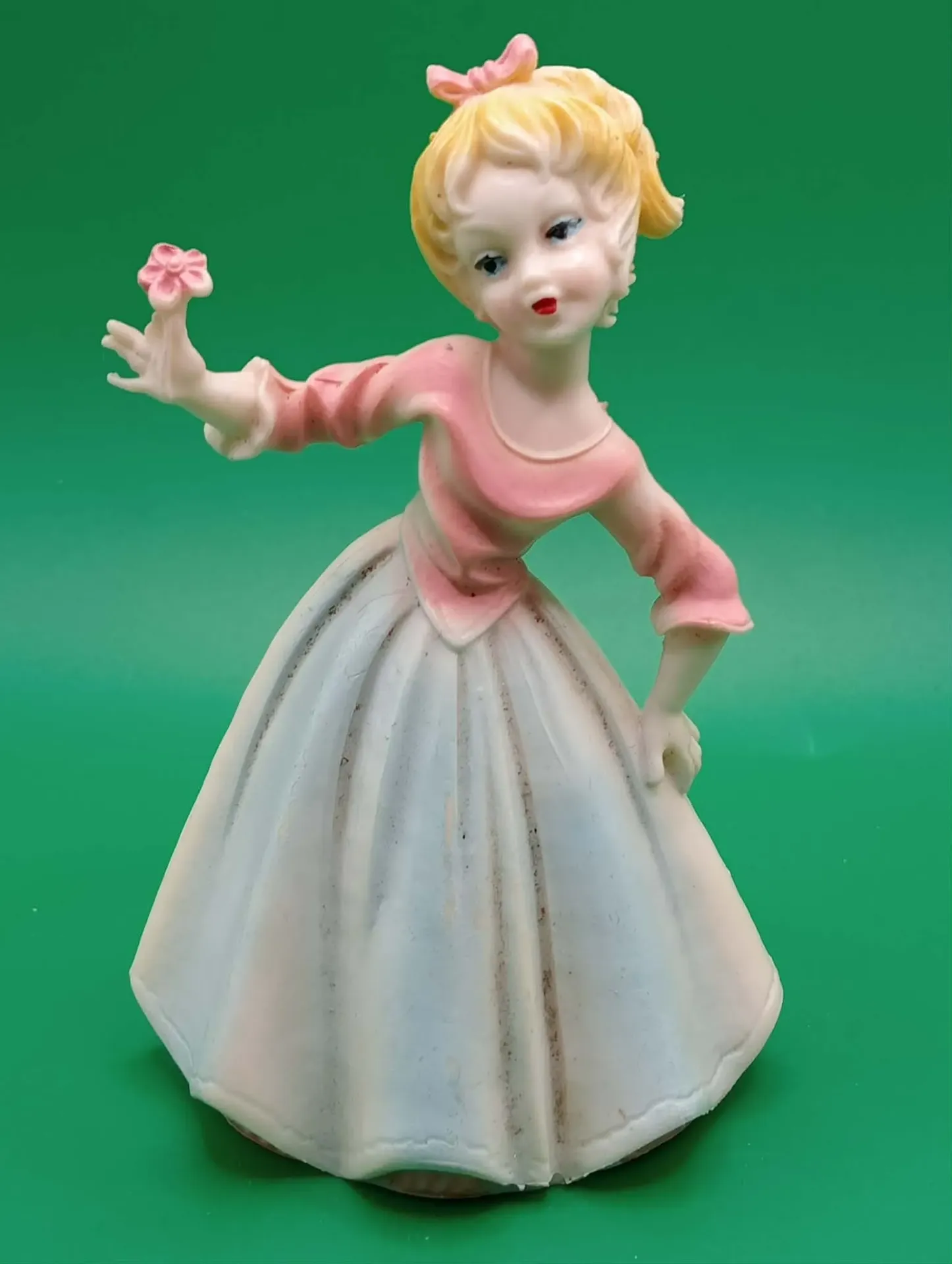 Figurine jeune fille – plastique dur – fleur rose – vintage