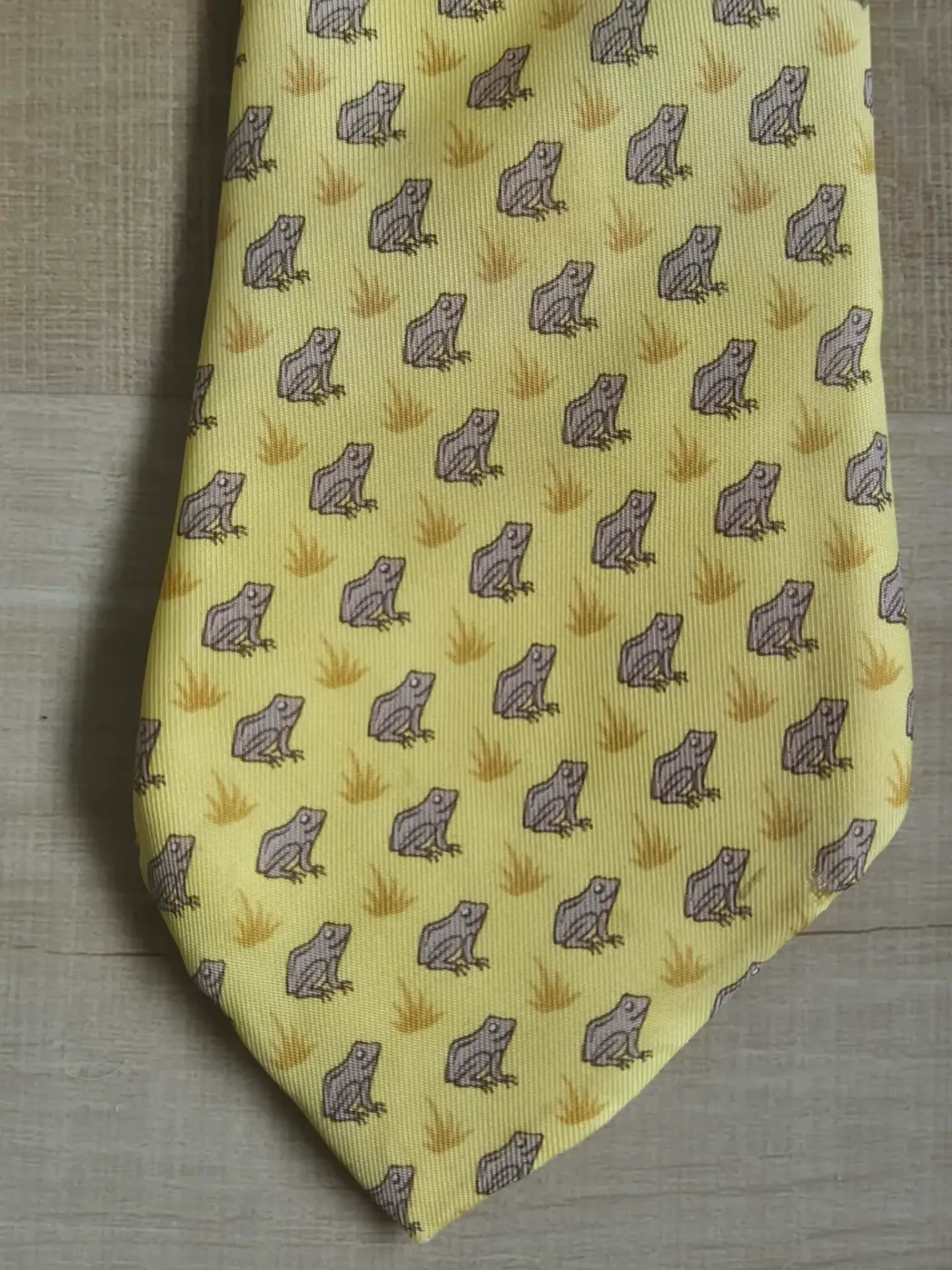 Cravate Hermès jaune grenouilles (authenticité non certifiée)