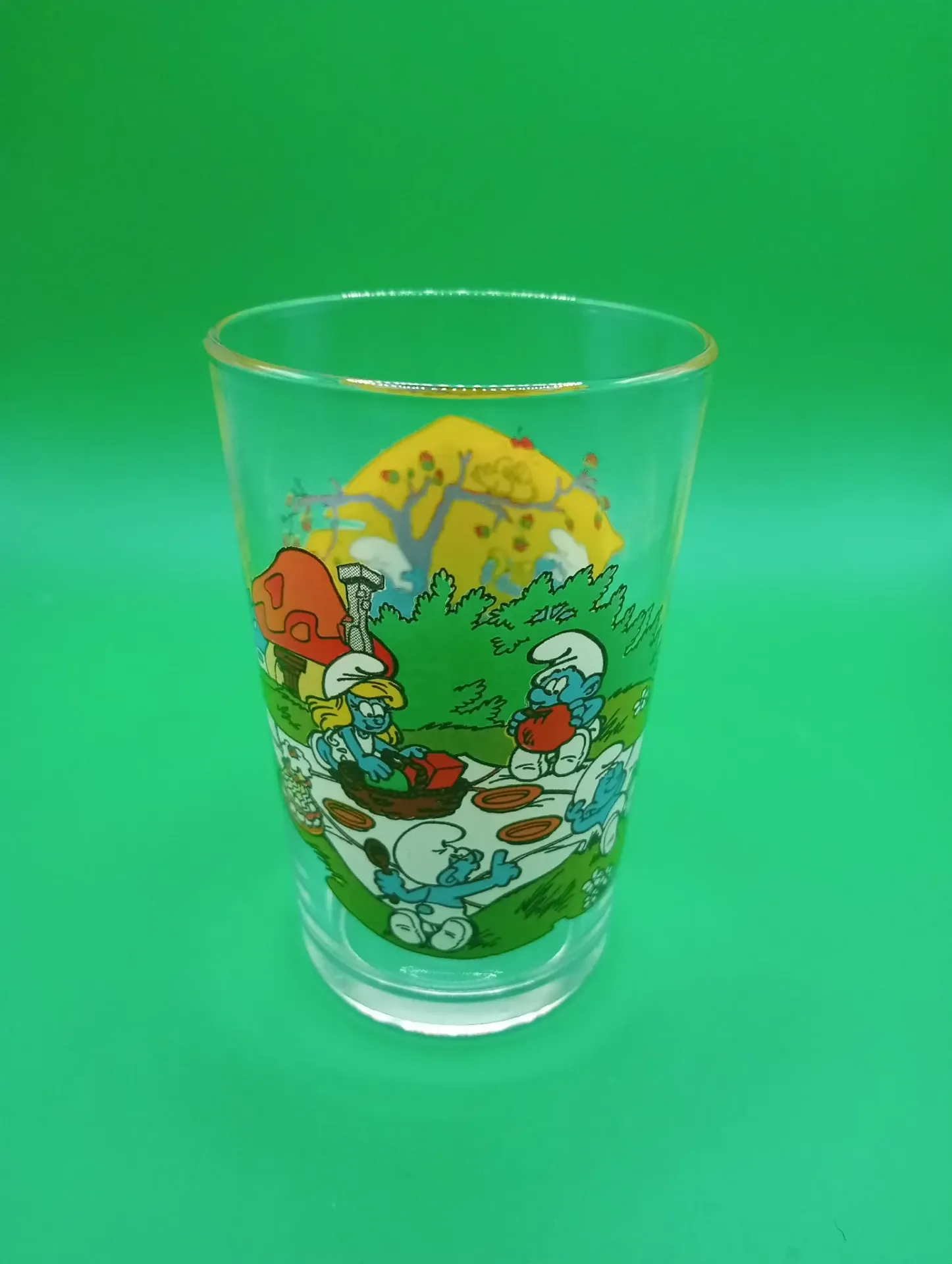 Verre Schtroumpfs 1987 – Pique‑nique des Schtroumpfs près des maisons champignons