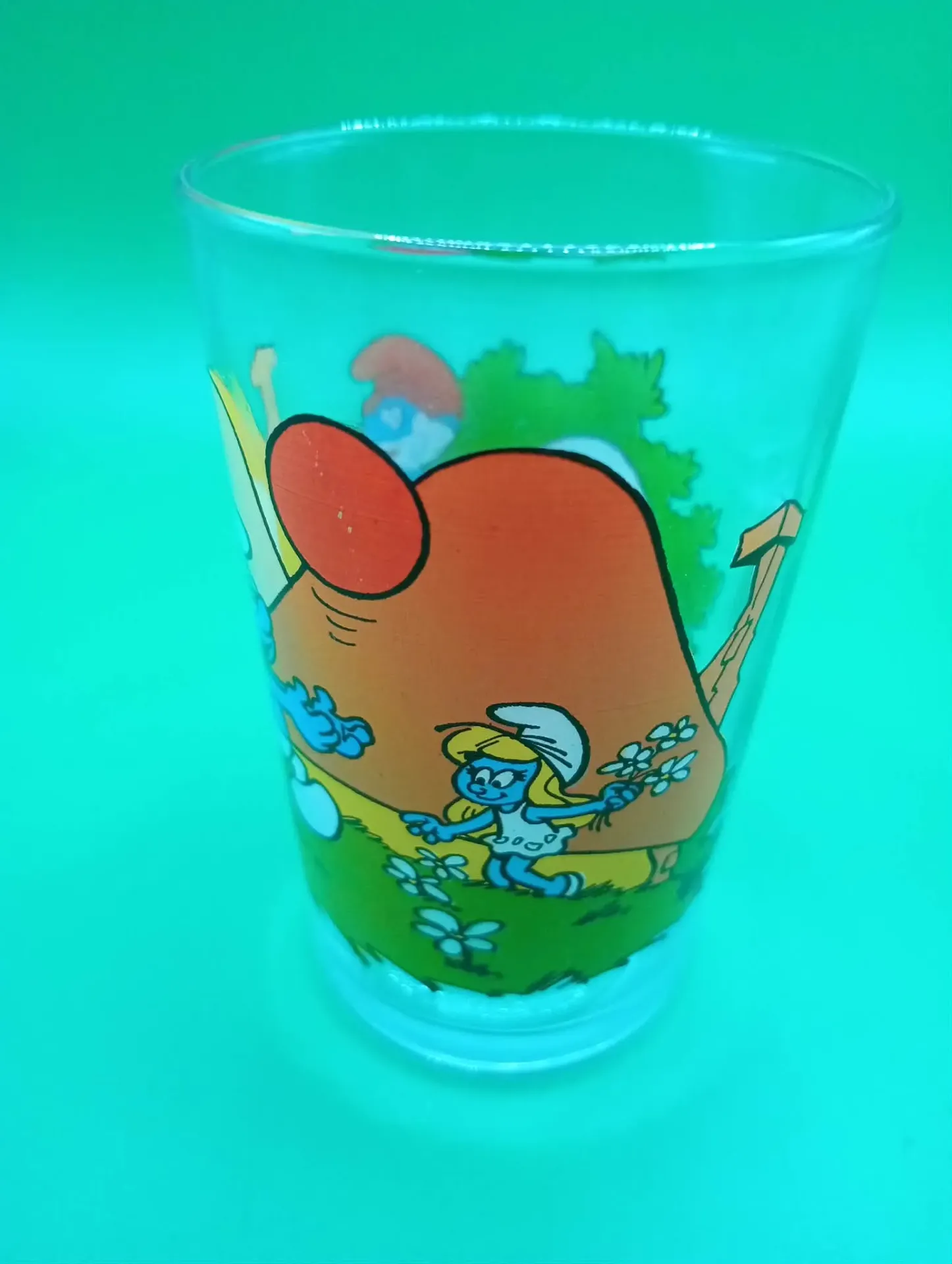 Bicchiere Puffi 1984 – Grande Puffo guarda Puffo col pallone e Puffetta