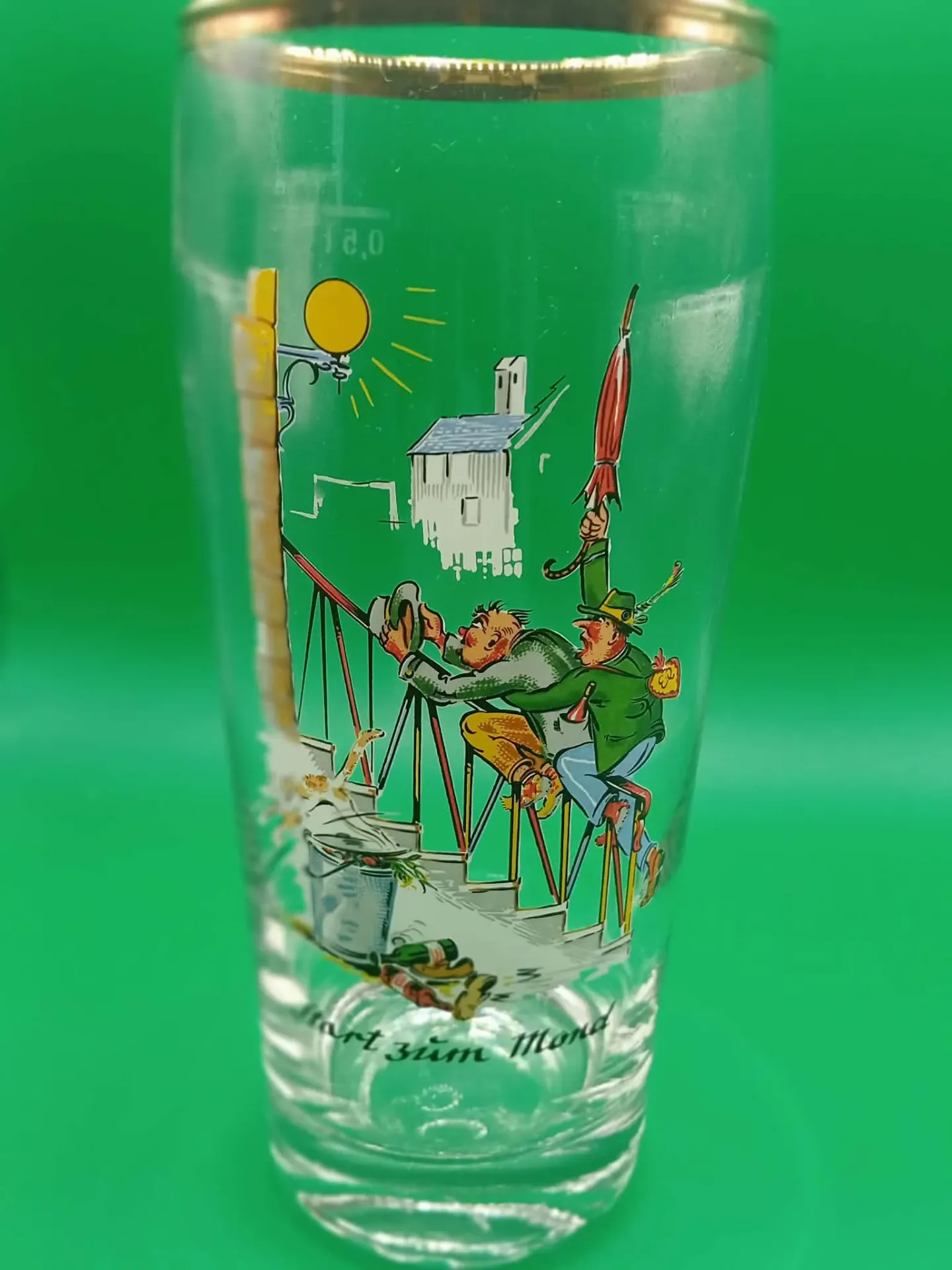 Glas “Start zum Mond” – Zwei Männer starten zum Mond, unten Chaos