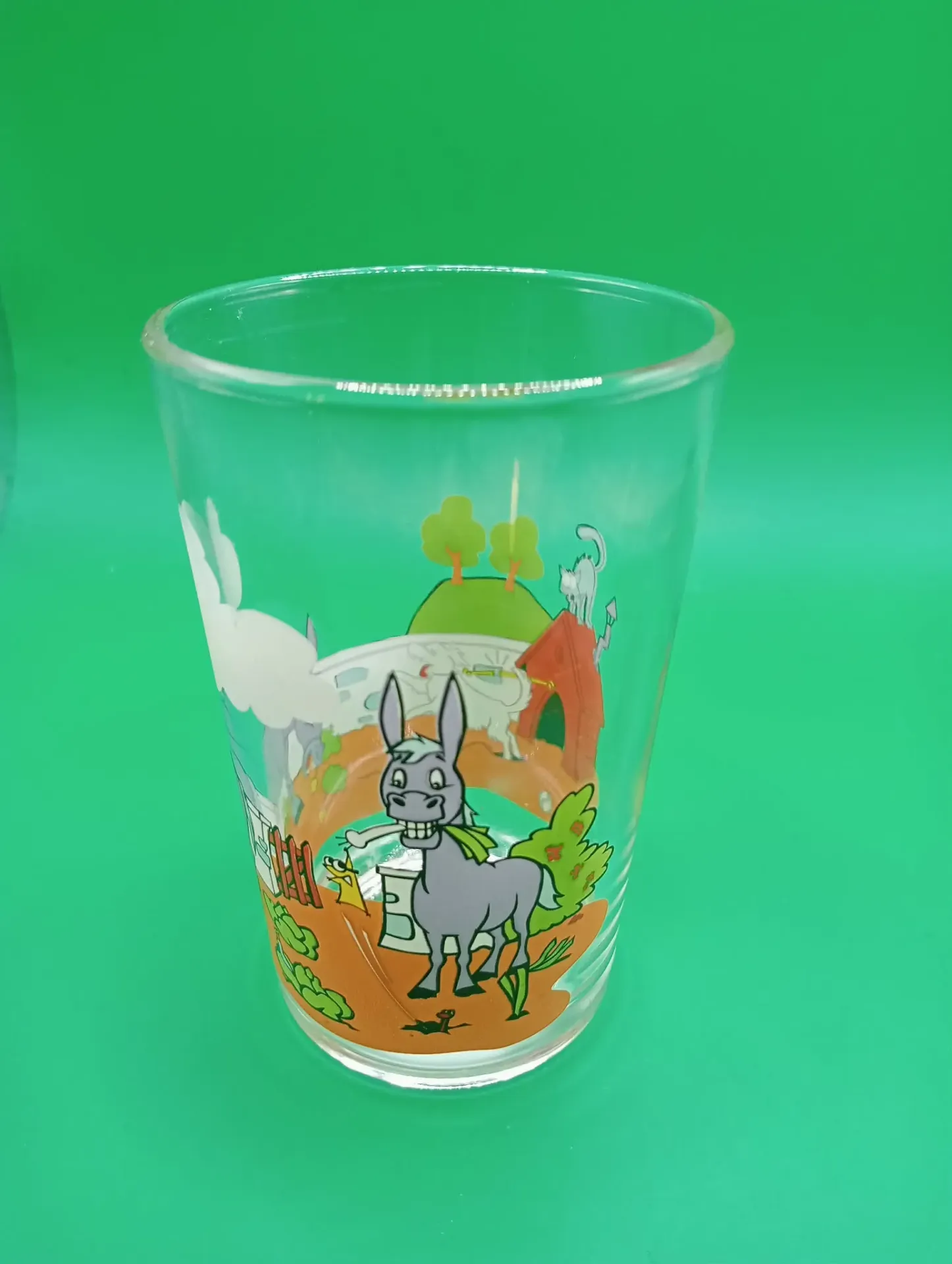 Verre ferme – Âne, animaux et grange rouge