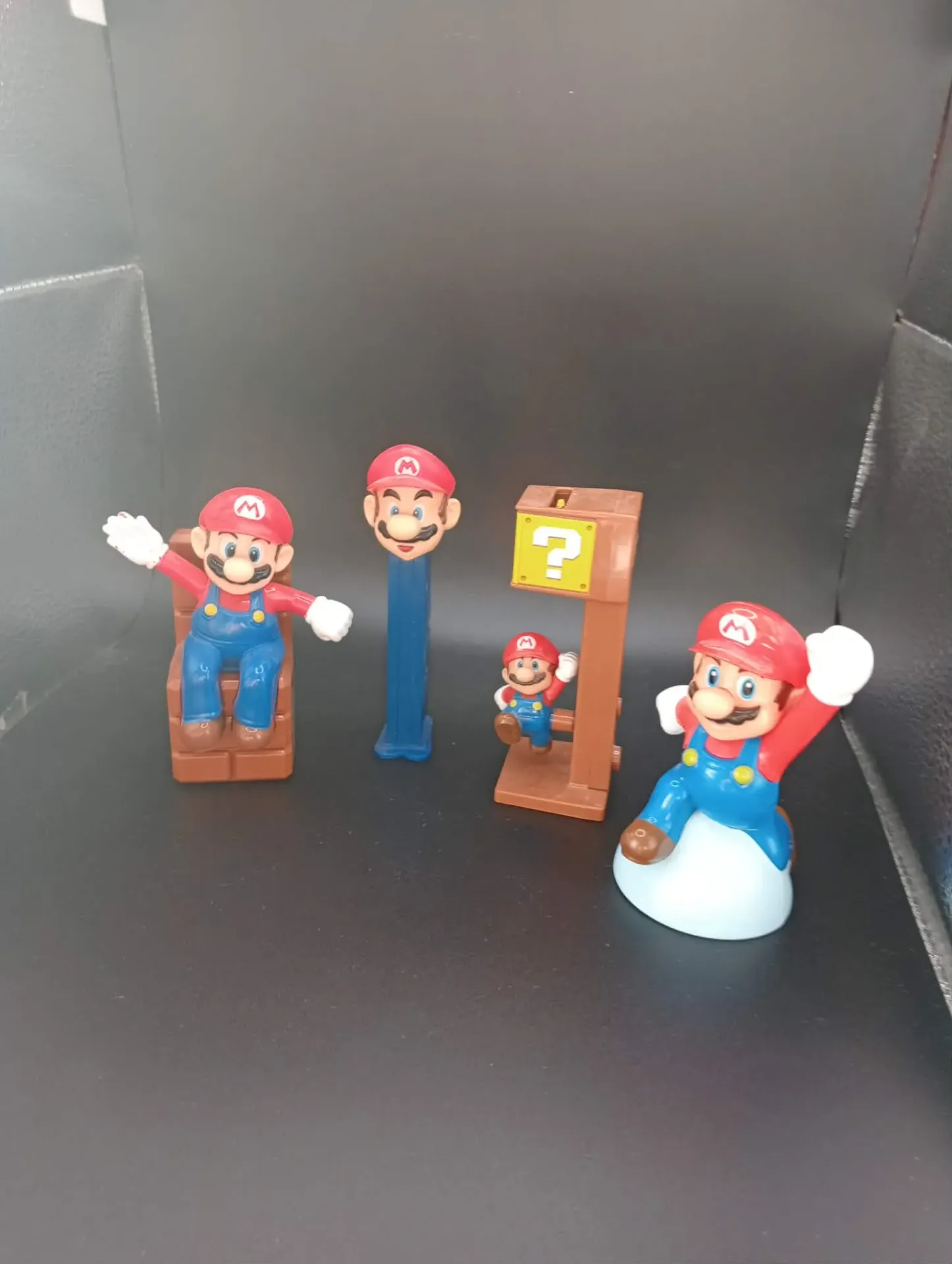 Lotto di 4 Figure e Oggetti da Collezione Mario Rosso e Blu