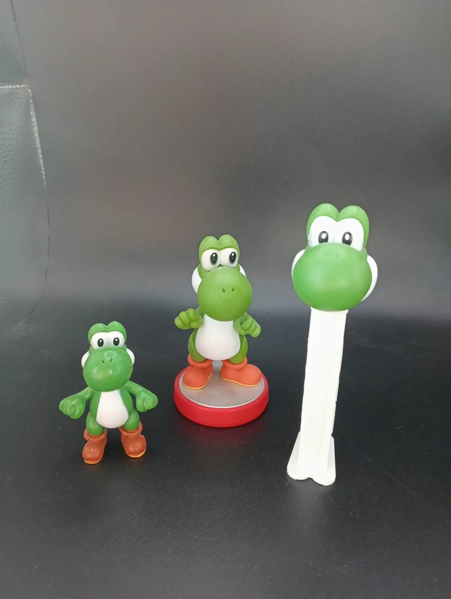 Satz mit 3 Yoshi Nintendo Figuren mit Yoshi PEZ Spender