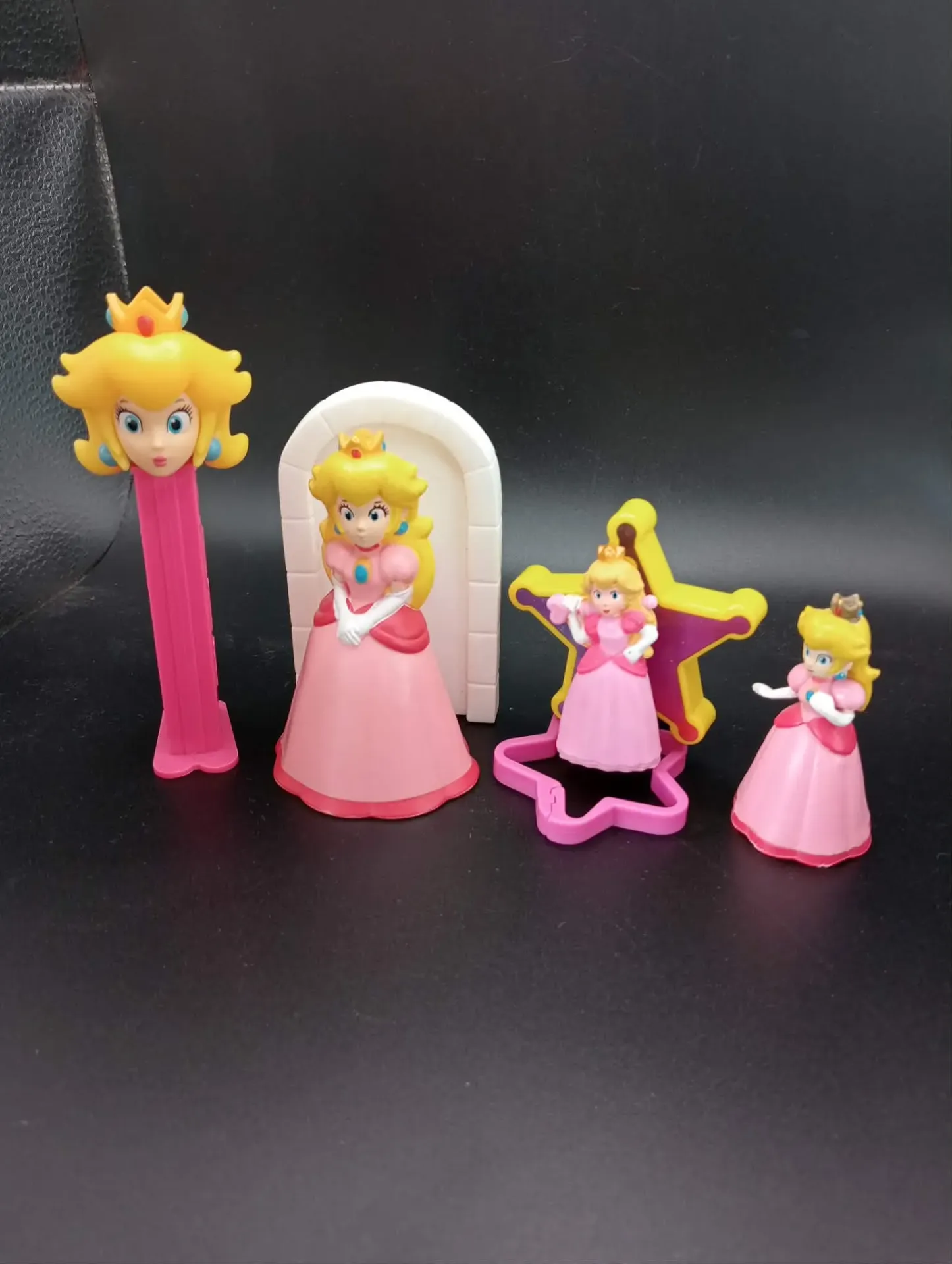 Lote de 4 Figuras de la Princesa Peach en Rosa