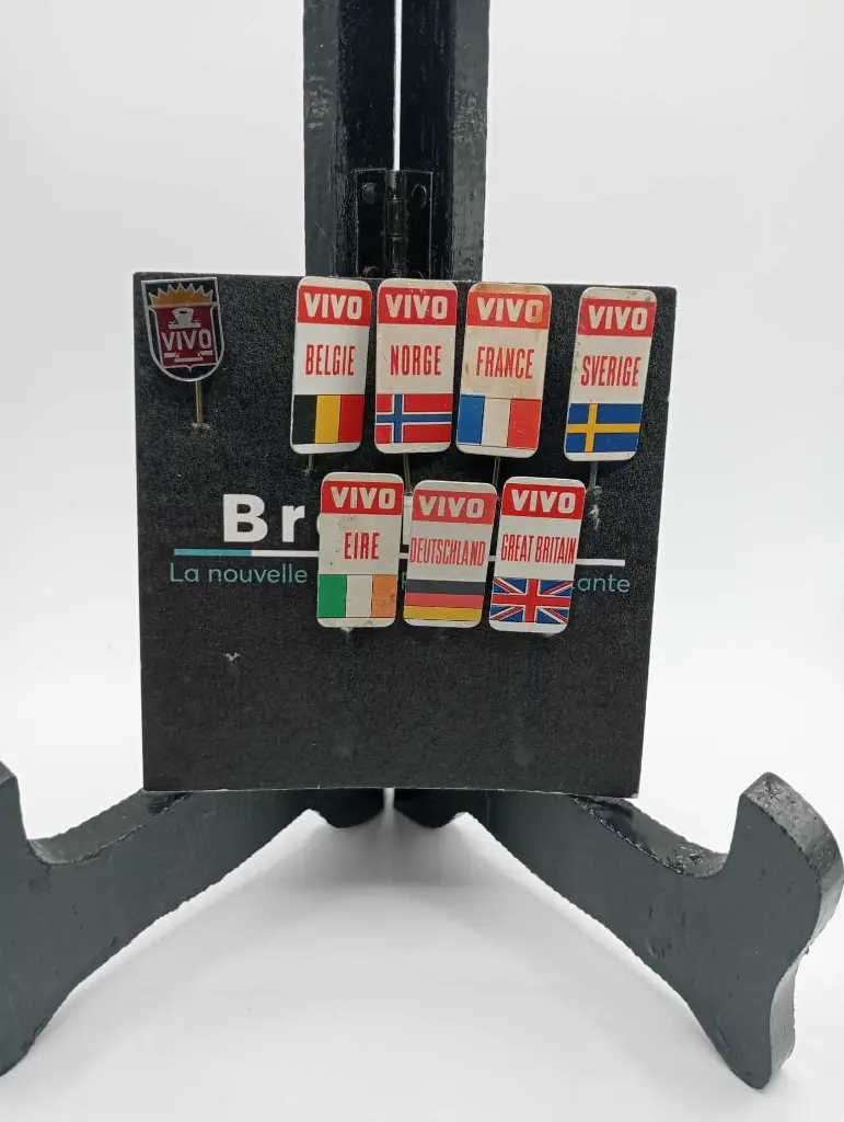 Lot de 8 épinglettes Vivo ( années 60-70 )
