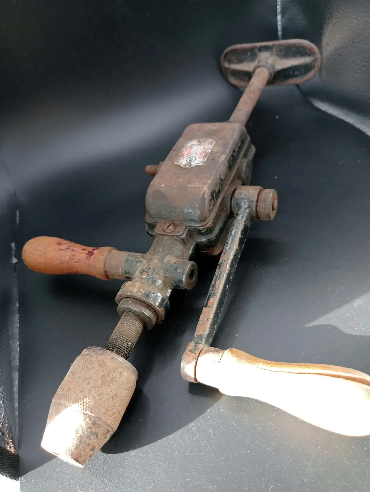 Antiguo Taladro Manual de Pecho Metabo de Dos Velocidades con Mangos de Madera