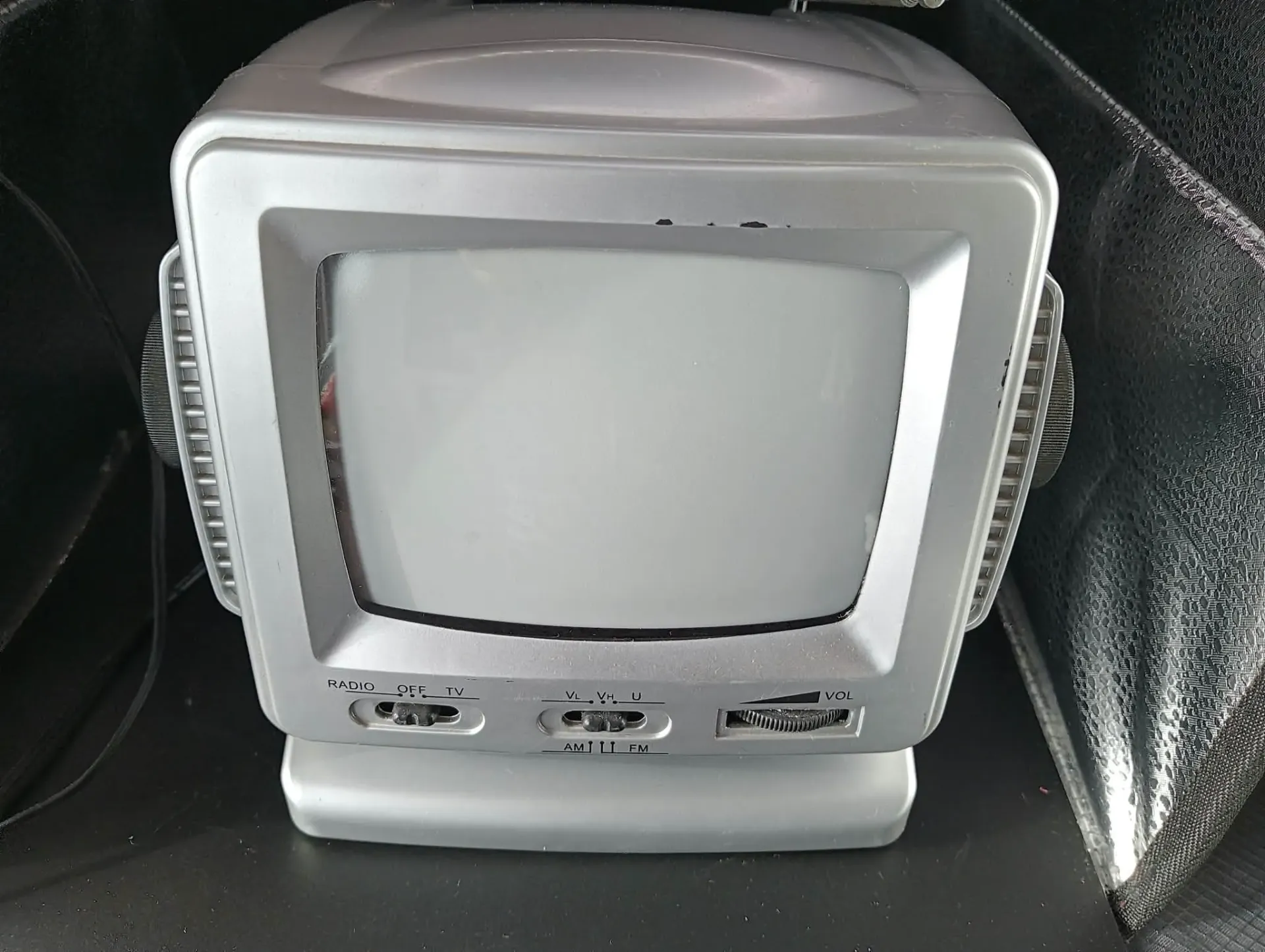 Mini Televisor Portátil TV200 Preto e Branco 5,5 Polegadas com Rádio AM FM Funcional