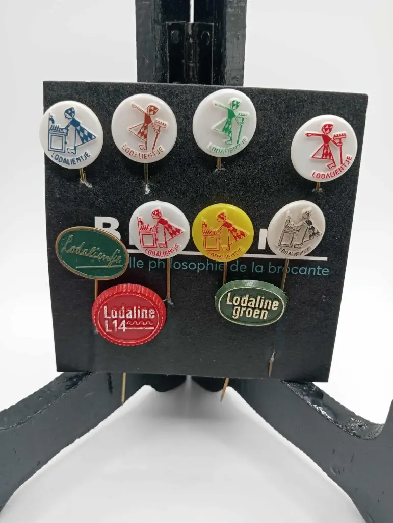 Lot de 10 épinglettes Lodalientje ( années 60-70 )
