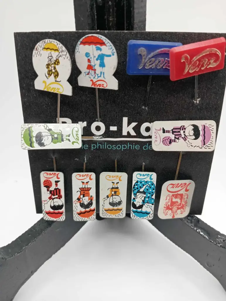 Lot de 11 épinglettes Venz ( années 60-70 )
