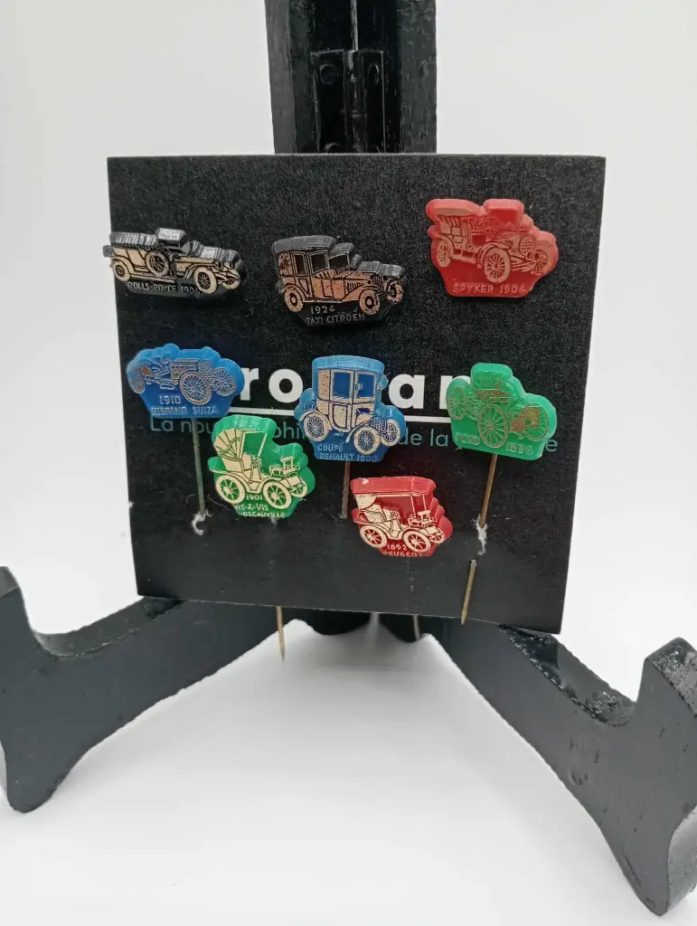 Ensemble de 8 épinglettes illustrant des voitures anciennes