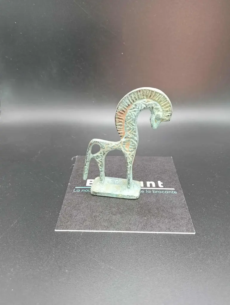Cavalo estilizado – Metal – Estilo antigo / tribal – 8 × 6 cm