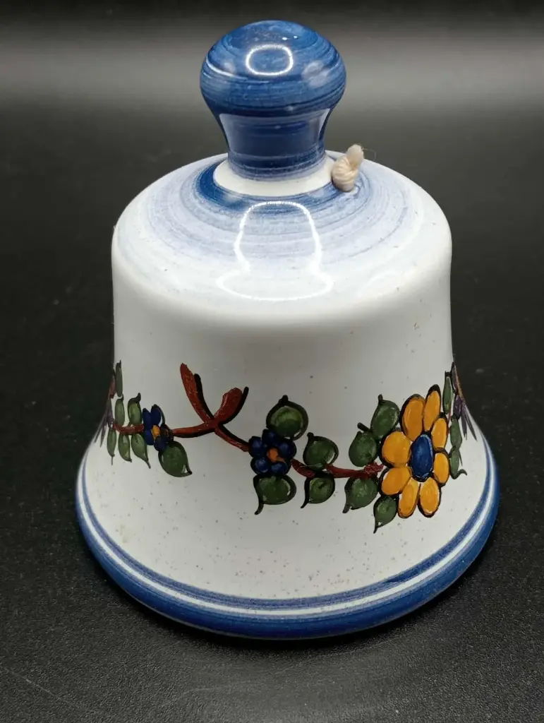 Kleine keramische bel, met de hand beschilderd