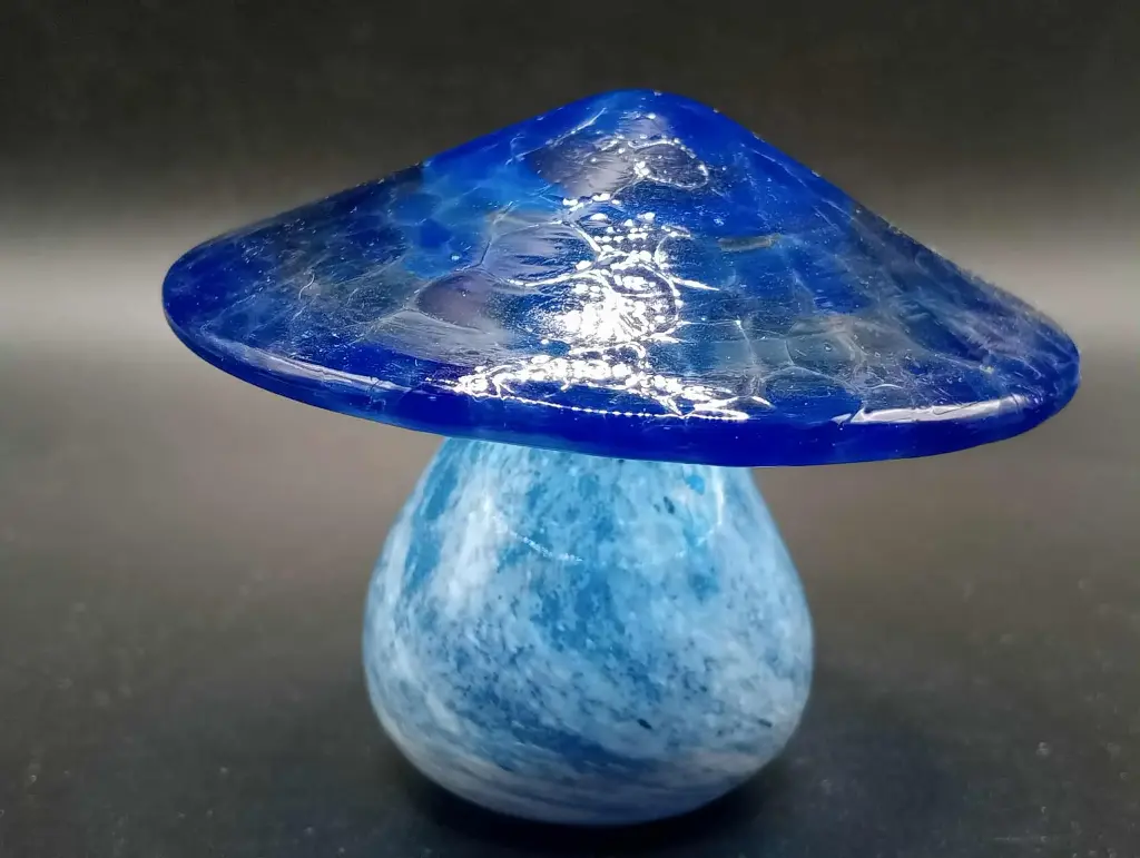  Piccolo fungo decorativo in vetro soffiato blu.